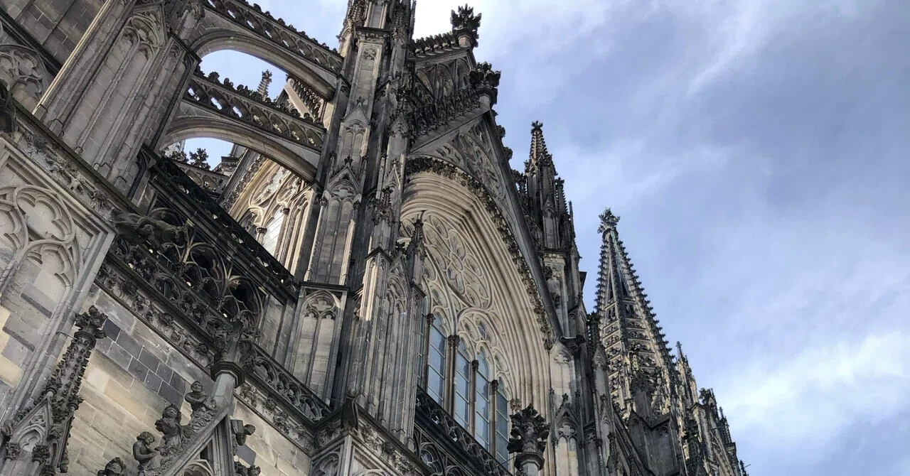 ケルン大聖堂🇩🇪の中で、人が泣いている理由を考えた🥲｜naori🌻