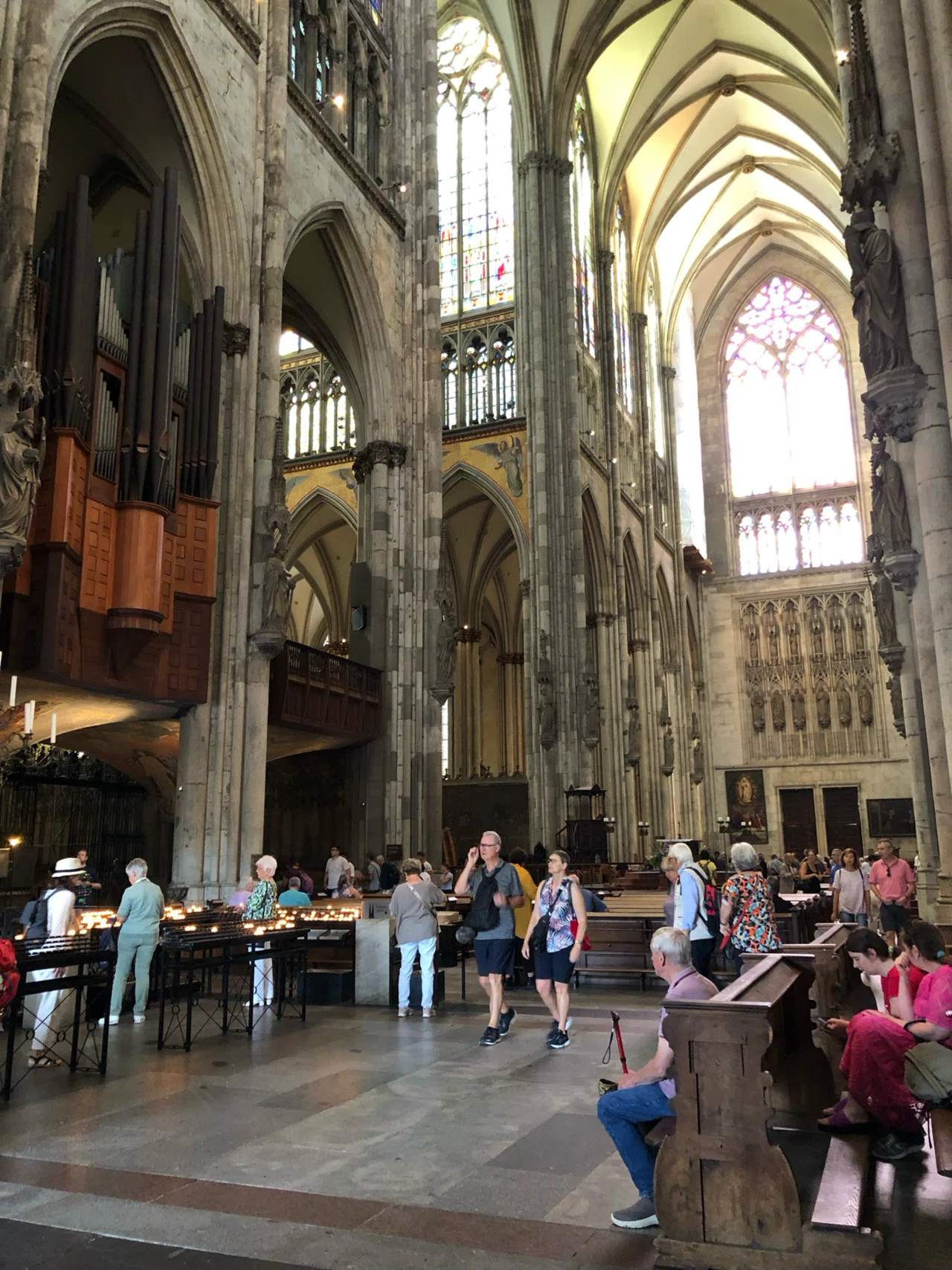 ケルン大聖堂🇩🇪の中で、人が泣いている理由を考えた🥲｜naori🌻