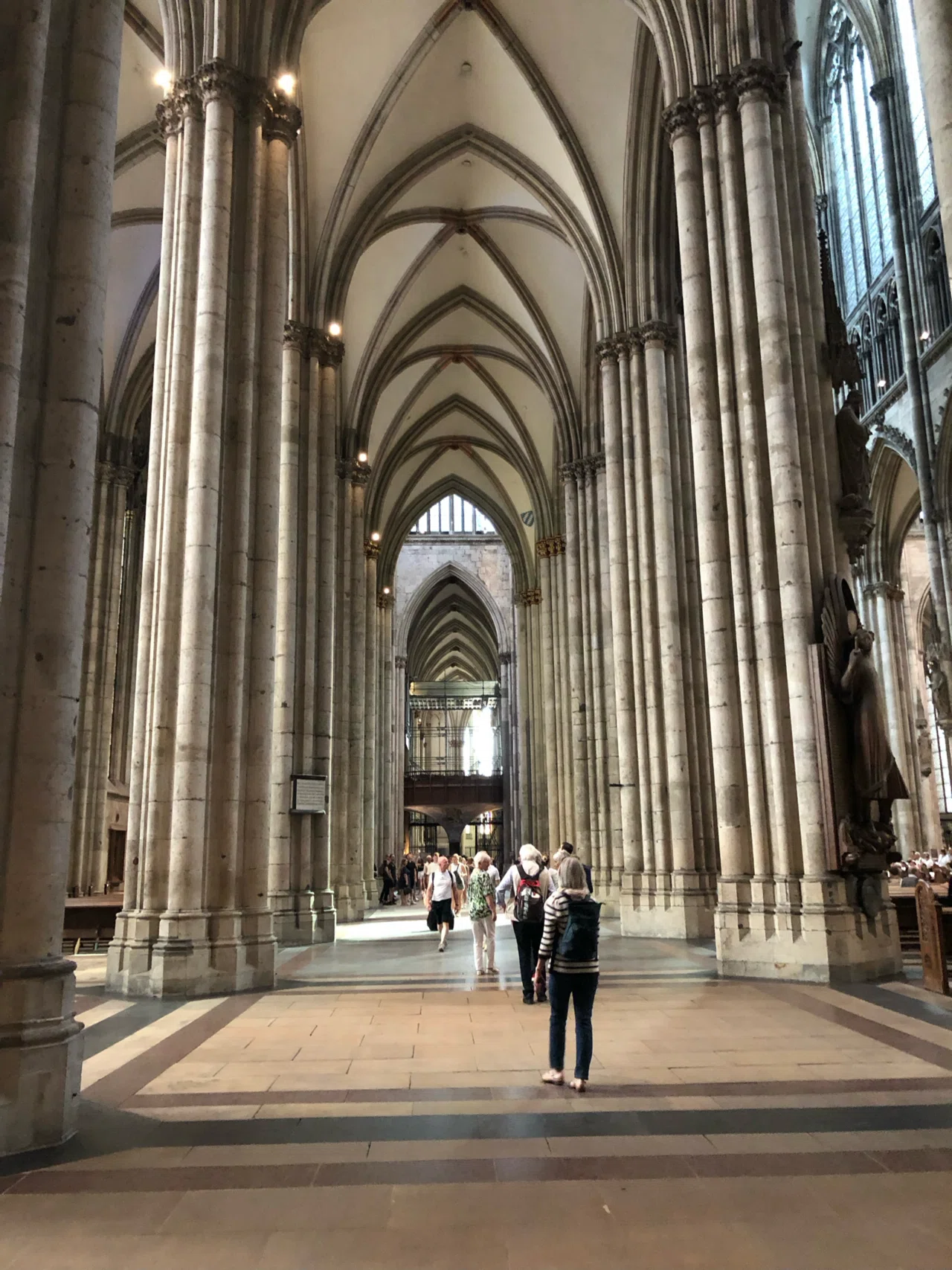ケルン大聖堂🇩🇪の中で、人が泣いている理由を考えた🥲｜naori🌻
