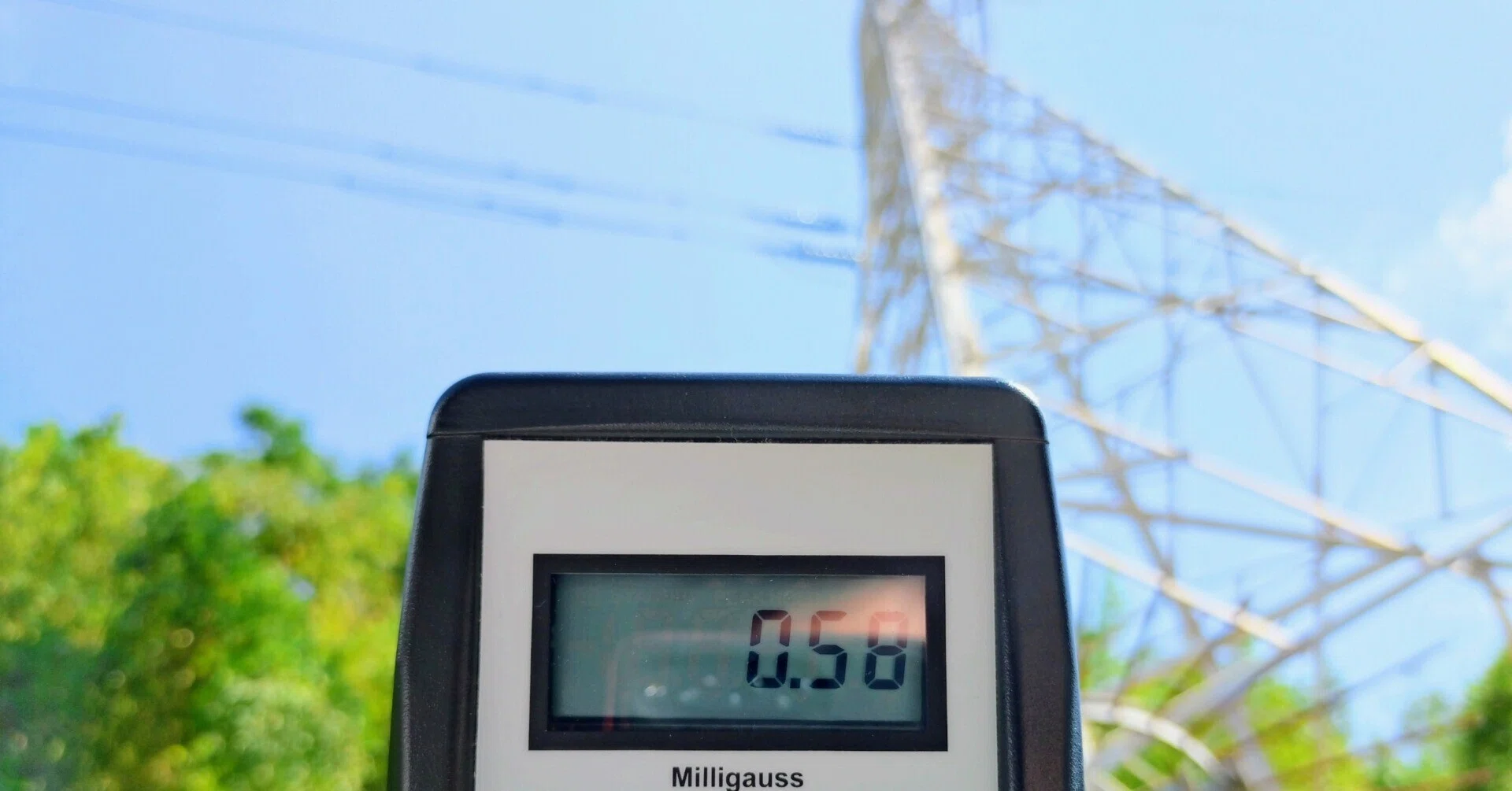 鉄塔の下＝危険？電磁波を実際に測定してみて分かった意外な事実｜角