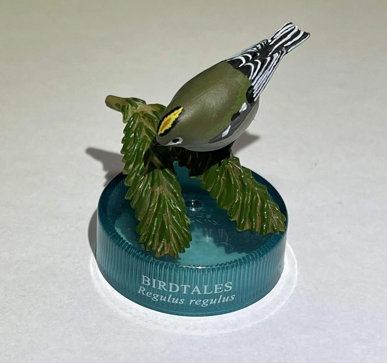 エリーさん専用　木彫りの鳥　キクイタダキ♂♀セット サントリー天然水のおまけBIRDTALES-3「キクイタダキ」を手に取って