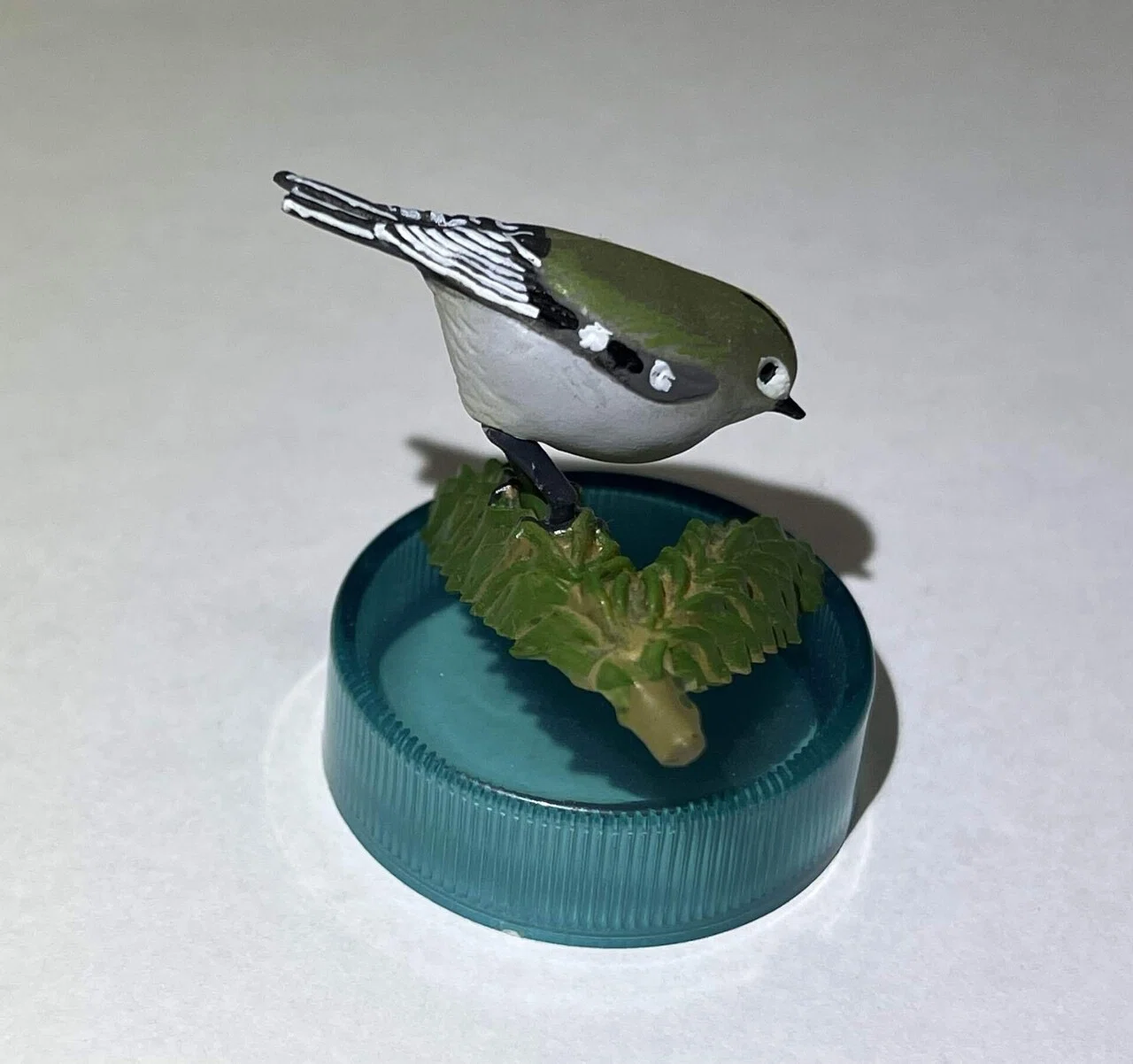 サントリー天然水のおまけBIRDTALES-3「キクイタダキ」を手に取って