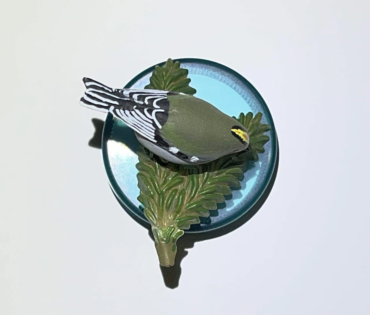 サントリー天然水のおまけBIRDTALES-3「キクイタダキ」を手に取って