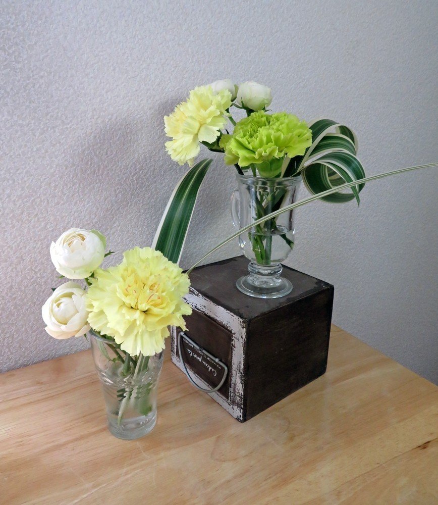 カーネーション 白いバラの小瓶アレンジ 花と日々 Yas Note