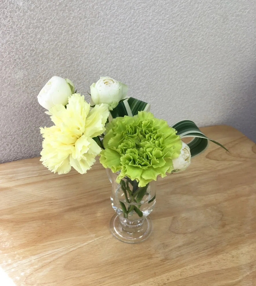 カーネーション 白いバラの小瓶アレンジ 花と日々 Yas Note