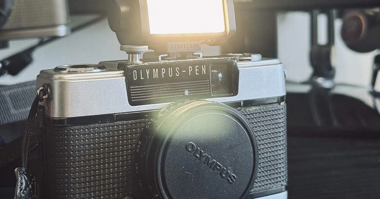 レトロフィルムカメラ Canon FTb Olympus PEN 他 ストロボ等 フィルムカメラ×LED｜OLYMPUS-PENに、TTARTISANのミニLED付けてみたら