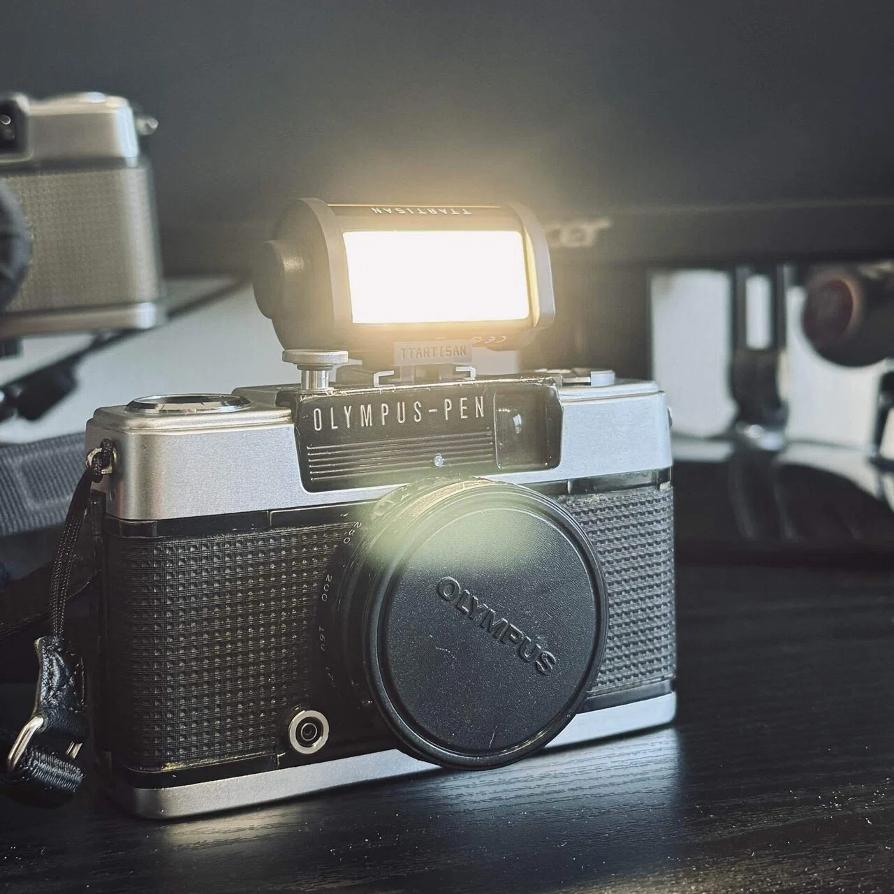 フィルムカメラ×LED｜OLYMPUS-PENに、TTARTISANのミニLED付けてみたら