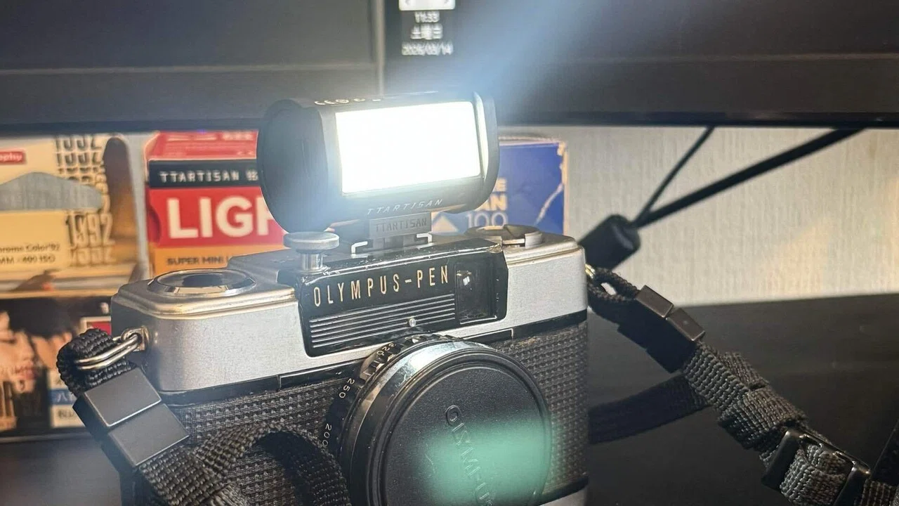 フィルムカメラ×LED｜OLYMPUS-PENに、TTARTISANのミニLED付けてみたら
