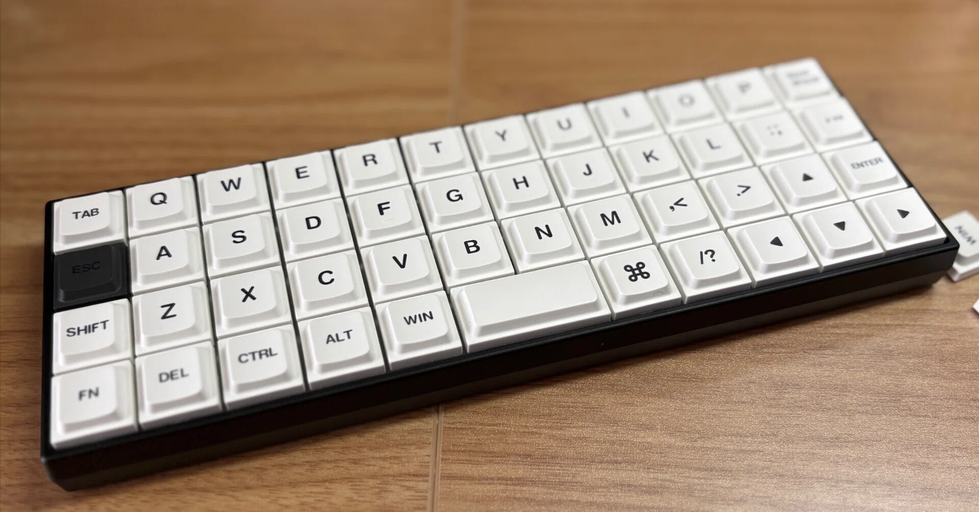 Geonix Rev.2ブラックにもLAKキーキャップを載せてみたら、白とはまた