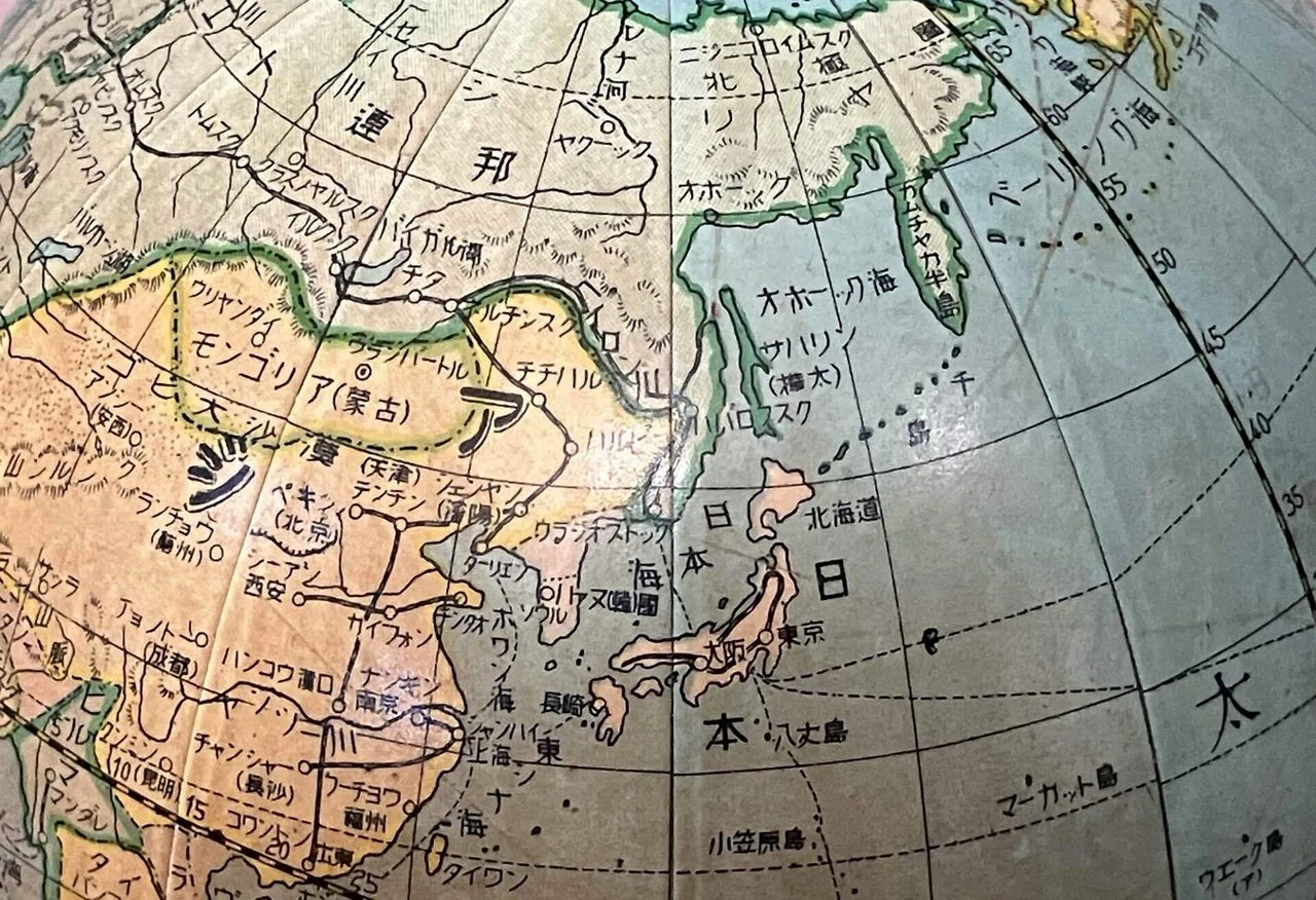 歴史的地図デザインの地球儀 掘り出し物！古い地球儀に描かれた地図を元に年代を推定してみた｜川崎史英