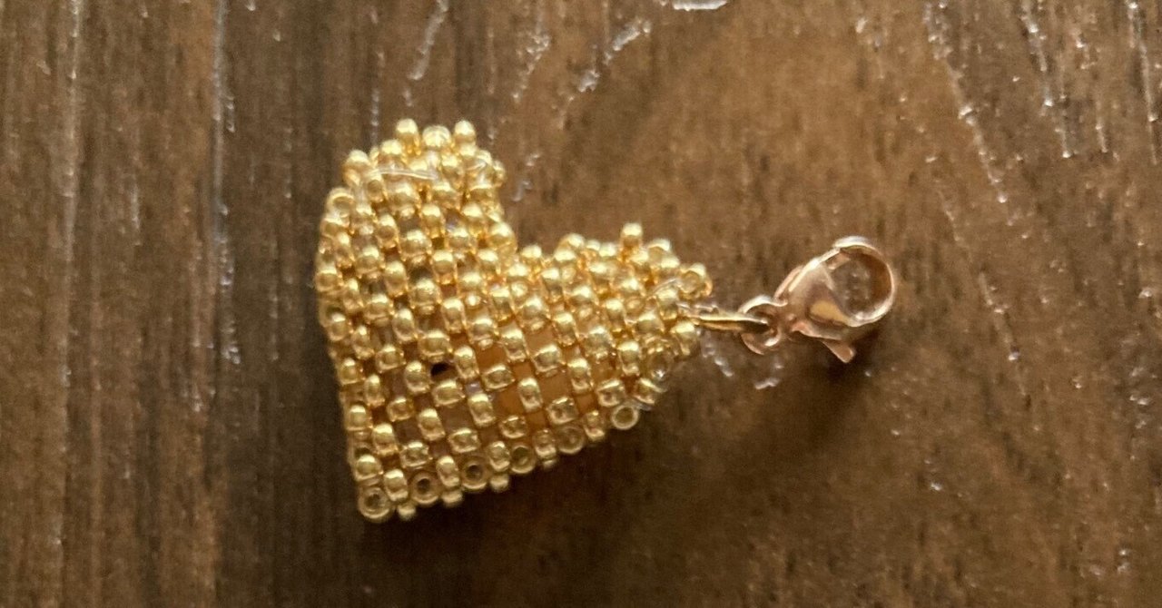 ぷっくりハート形のビーズ編み|ෆもふෆ