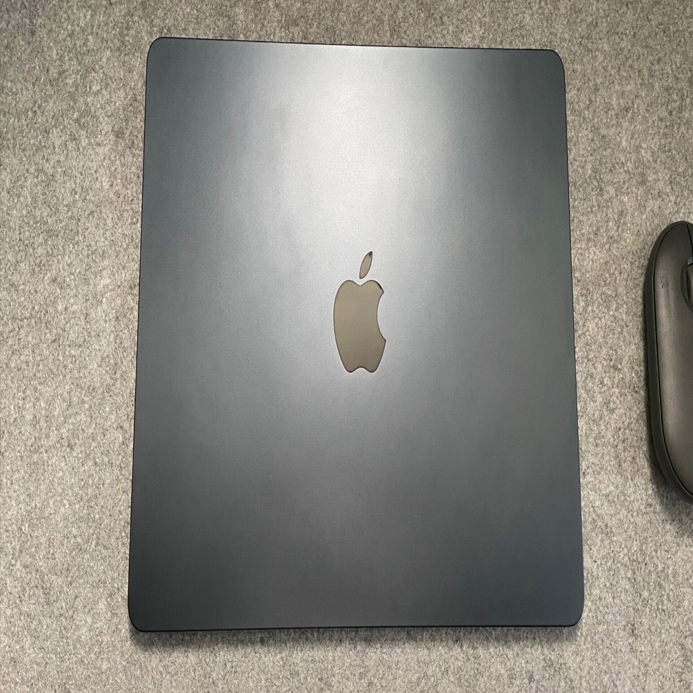 M2 MacBook Air ミッドナイト　使用期間少ない M2 MacBook Air ミッドナイト 使用期間少ない