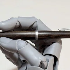 金属の質感も素晴らしい廣瀬鐡筆堂の双頭式芯ホルダーです。軸のえぐれ