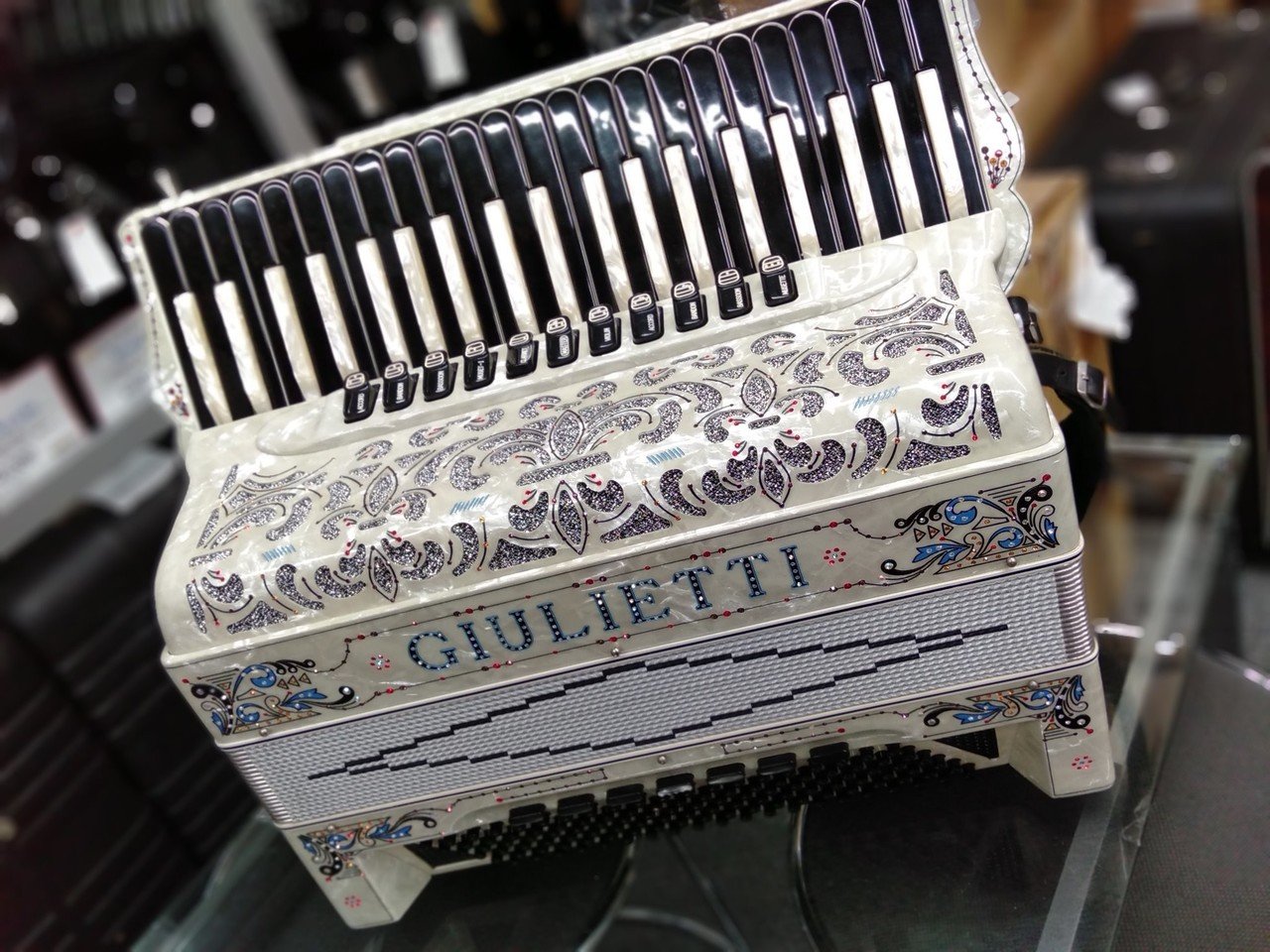 中古】GIULIETTI デコレーション白(黒鍵盤)｜アコーディオン横丁