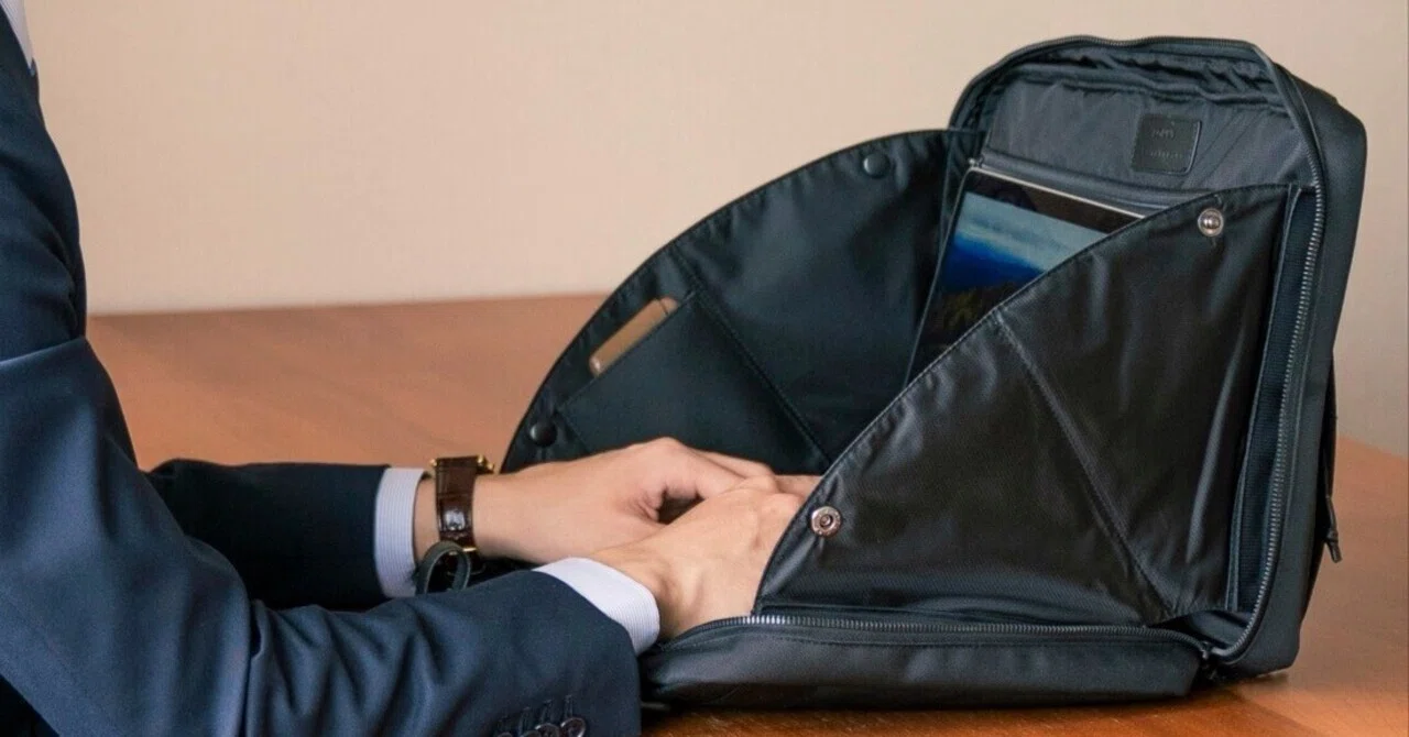 シンプルで上質、軽量なオールブラックのビジネス用バッグに、収納した 