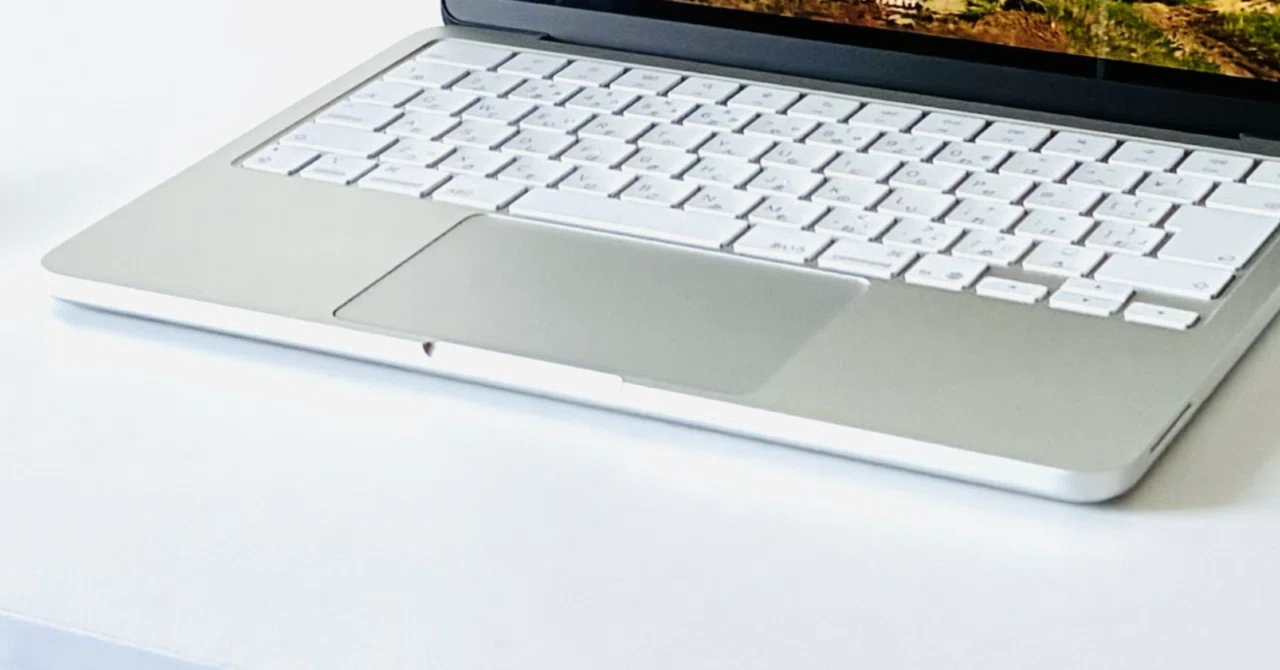 月)MacBookNeoのために白デスクの上をミニマム化する｜鮎原あゆ
