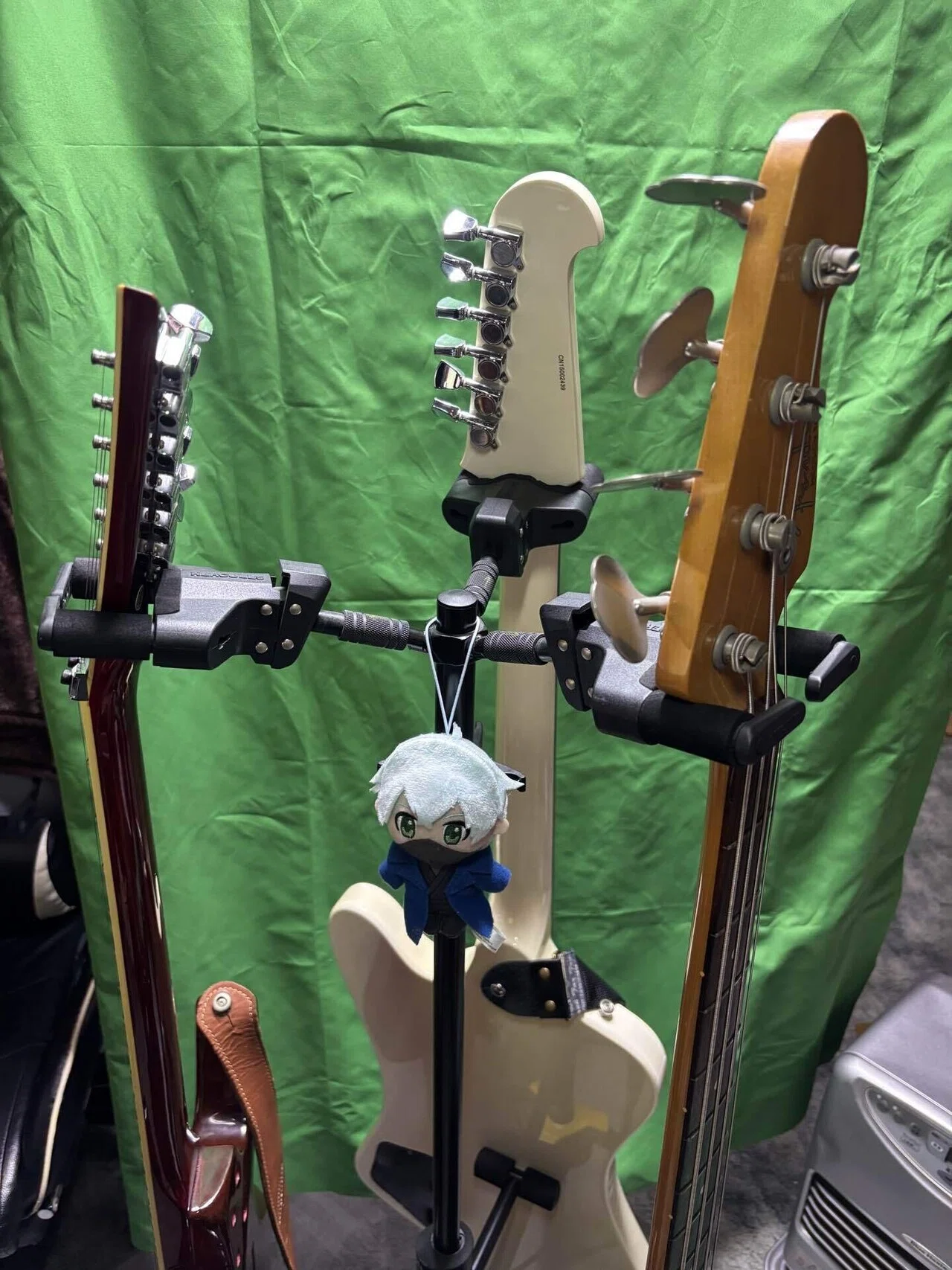 Store your guitars compactly with the HERCULES GS432B PLUS 3-piece 