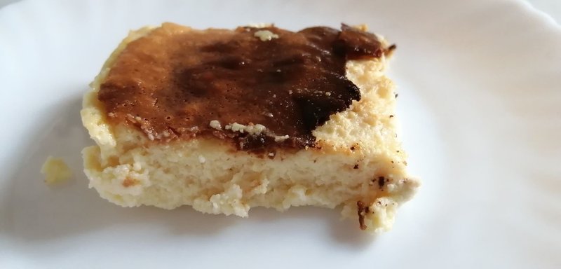 家で簡単に作れた 話題のチーズケーキ バスチー バスク風チーズケーキ 材料もプロセスも超シンプル プルフワ感が 焼きチーズケーキ とスフレのあいの子みたい ホームメードだから たっぷり食べられる アートでハッピー Note