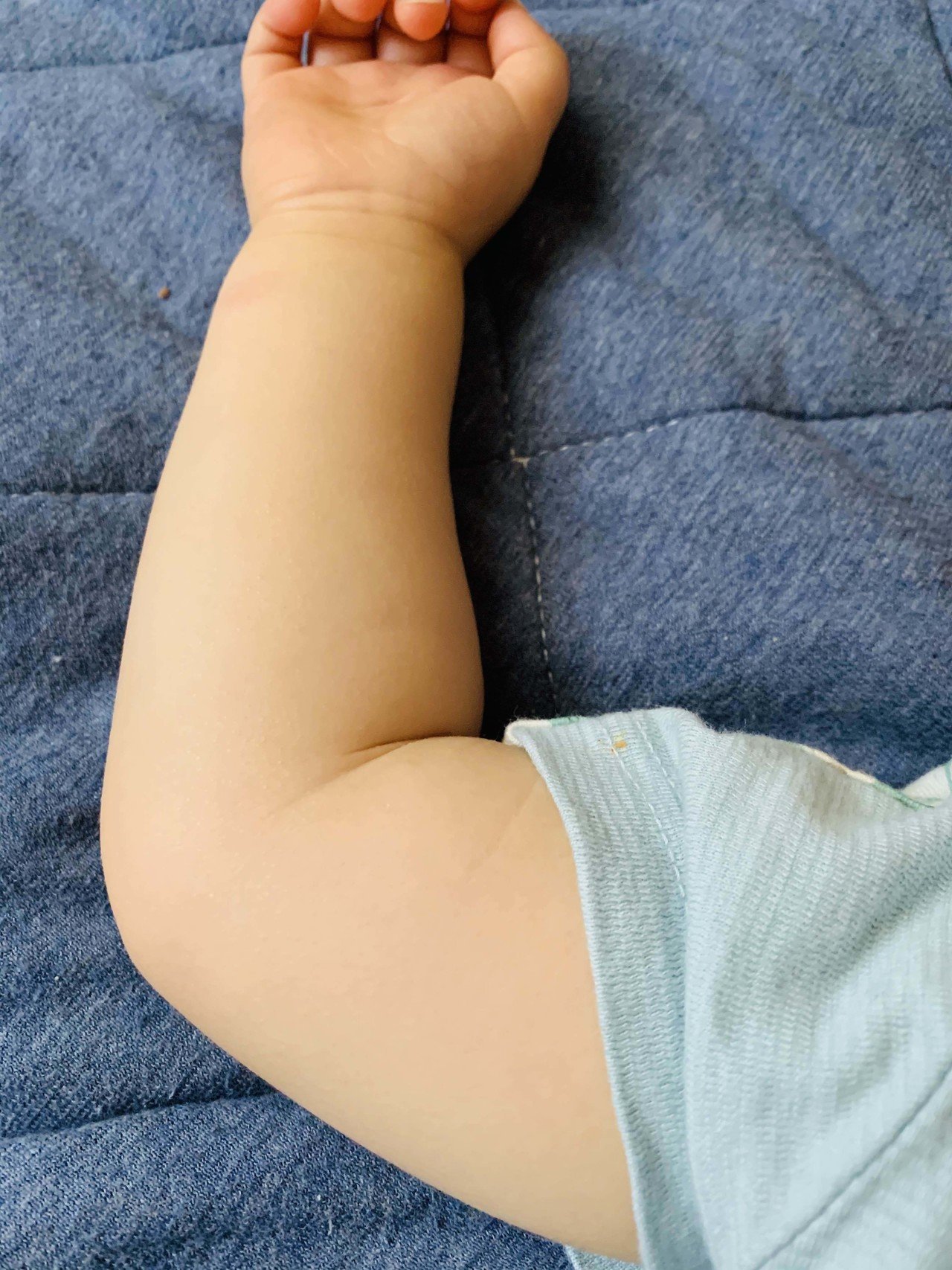 この白くてフワッフワな腕 可愛すぎて食べたいです 小さくなって関節の部分に埋もれたい 誰か魔法をかけてくれませんか 息子 一歳 魅惑の二の腕 いずみあんず Note