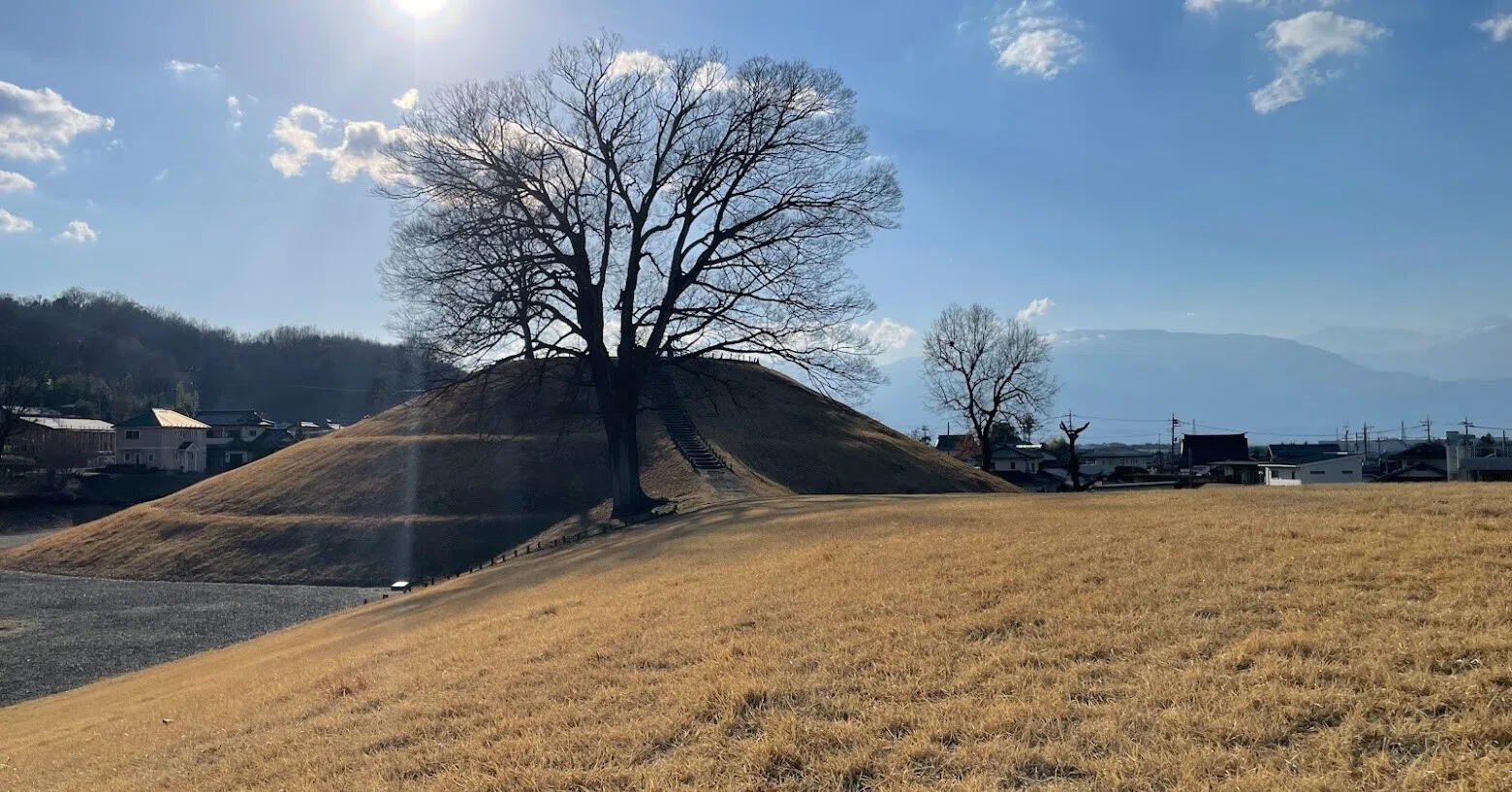 古墳巡り｜【山梨県甲府市】東日本最大級！山梨の巨大前方後円墳を見に