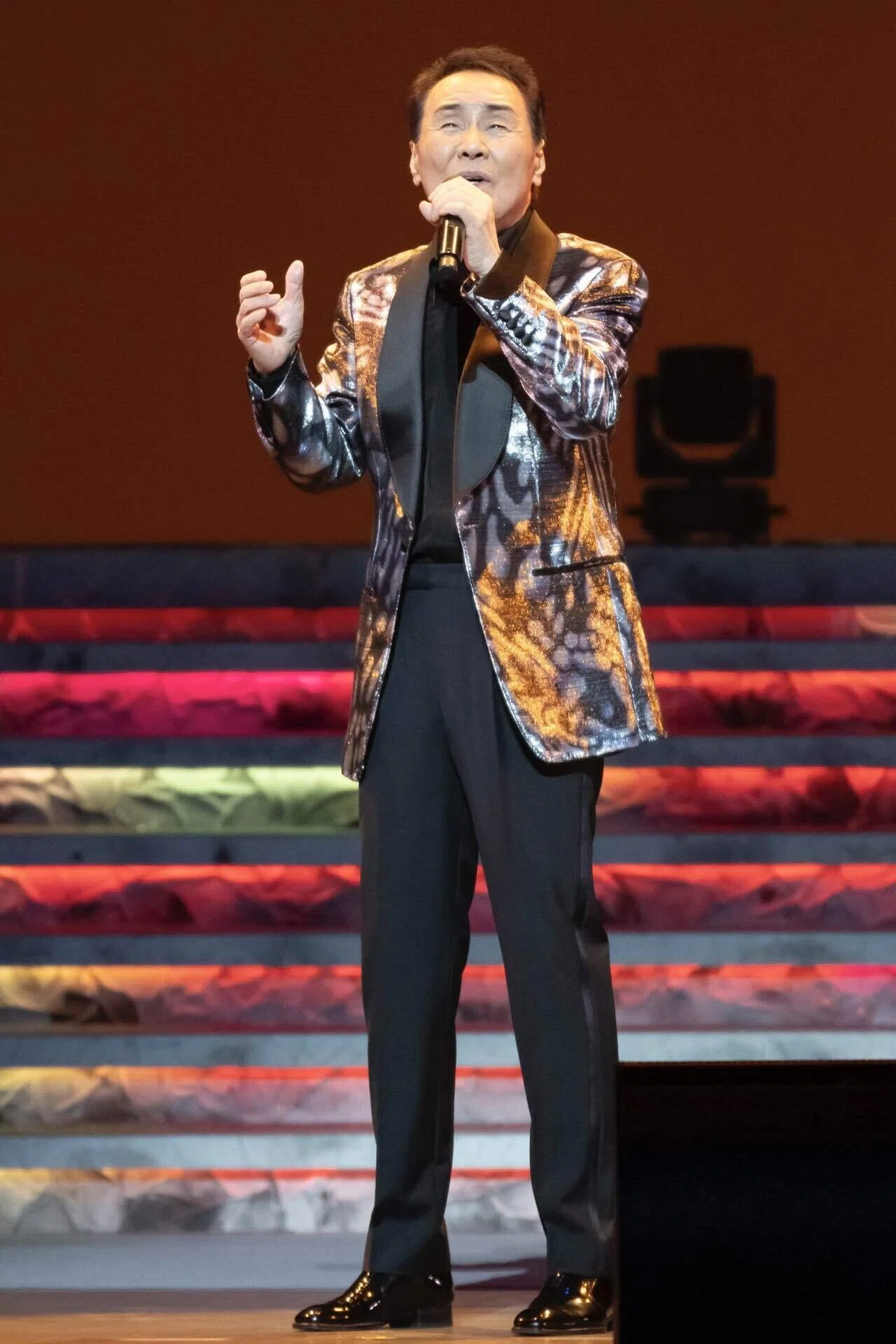 Hiroshi Itsuki holds anniversary concert in Osaka: 55 years since