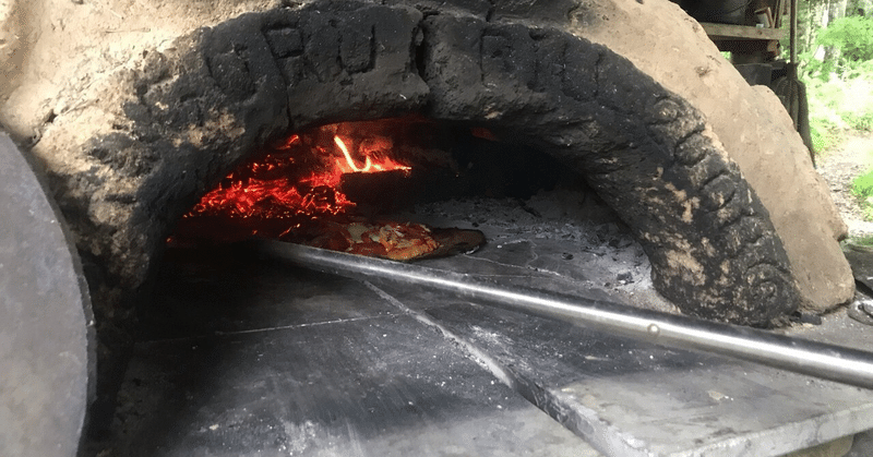石窯で焼く本格的なナポリピザの焼き方