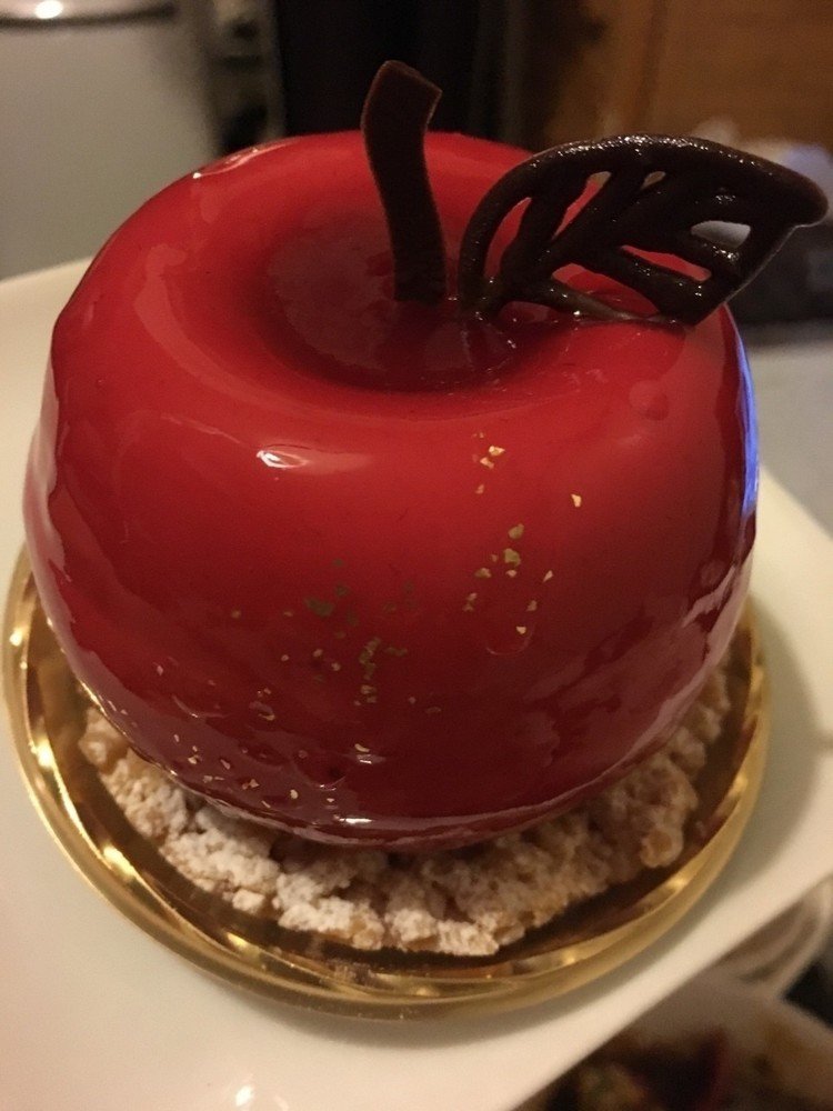 #りんご #ケーキ #クリスマス #小田急百貨店 

見た目に一目惚れ♡中は...
忘れちゃったw