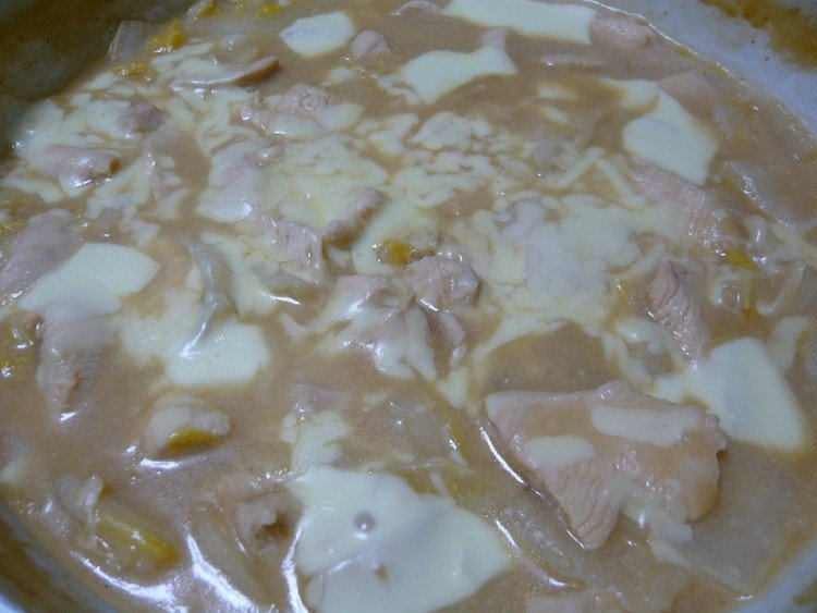 今日の晩御飯は鶏ムネ肉と白菜の味噌チーズ蒸し焼き！！面倒なのでフライパンのままテーブルへ(^o^)