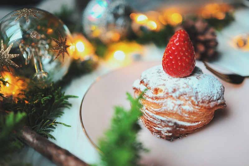 きらめく電灯とクリスマスケーキ