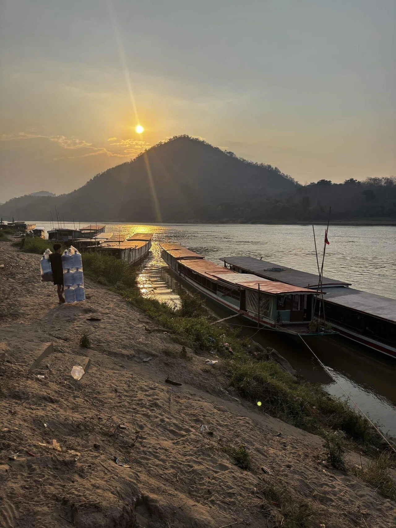 [Around the World Day 376🇱🇦] Huay Xai 🛶 Luang Prabang Part 2｜よしだ家@夫婦で世界一周