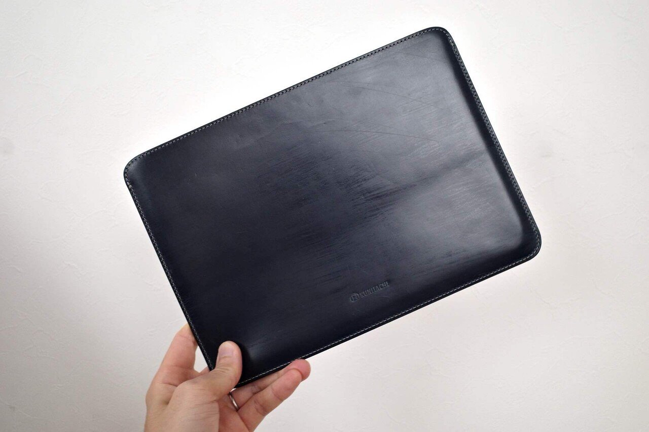 国立商店のiPad11インチ用レザースリーブ。軽快さを損なわない