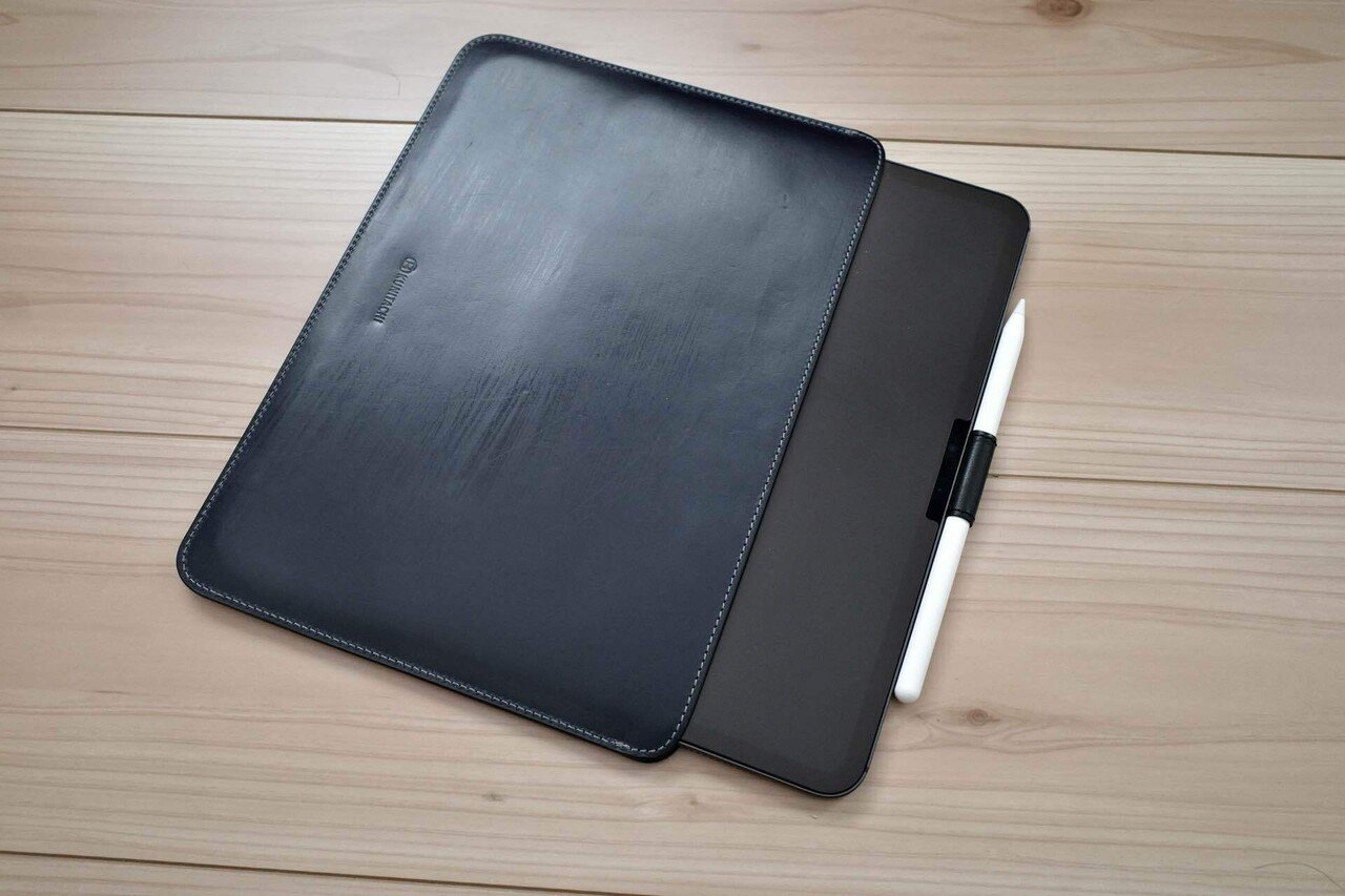 国立商店のiPad11インチ用レザースリーブ。軽快さを損なわない