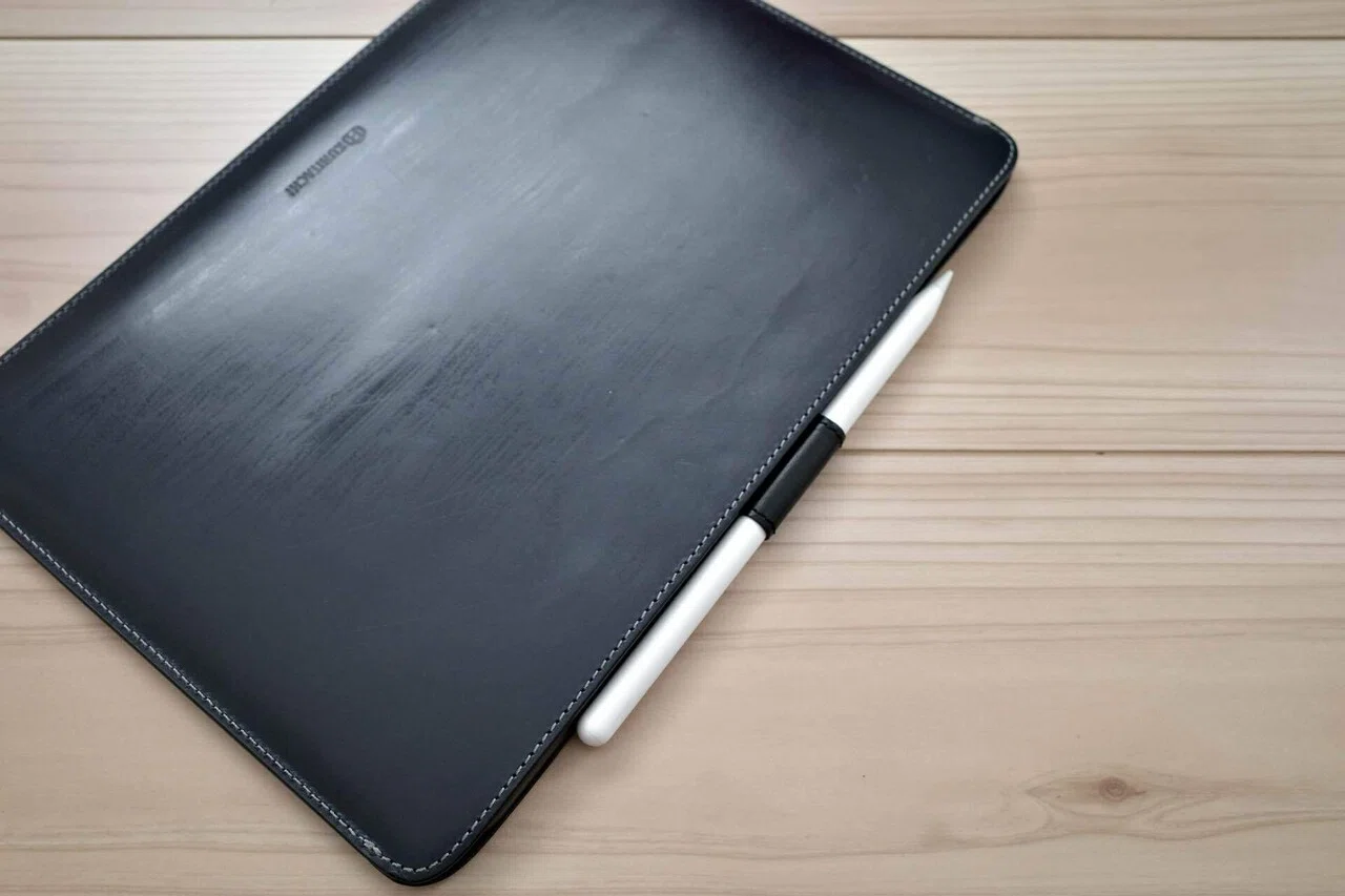 国立商店のiPad11インチ用レザースリーブ。軽快さを損なわない