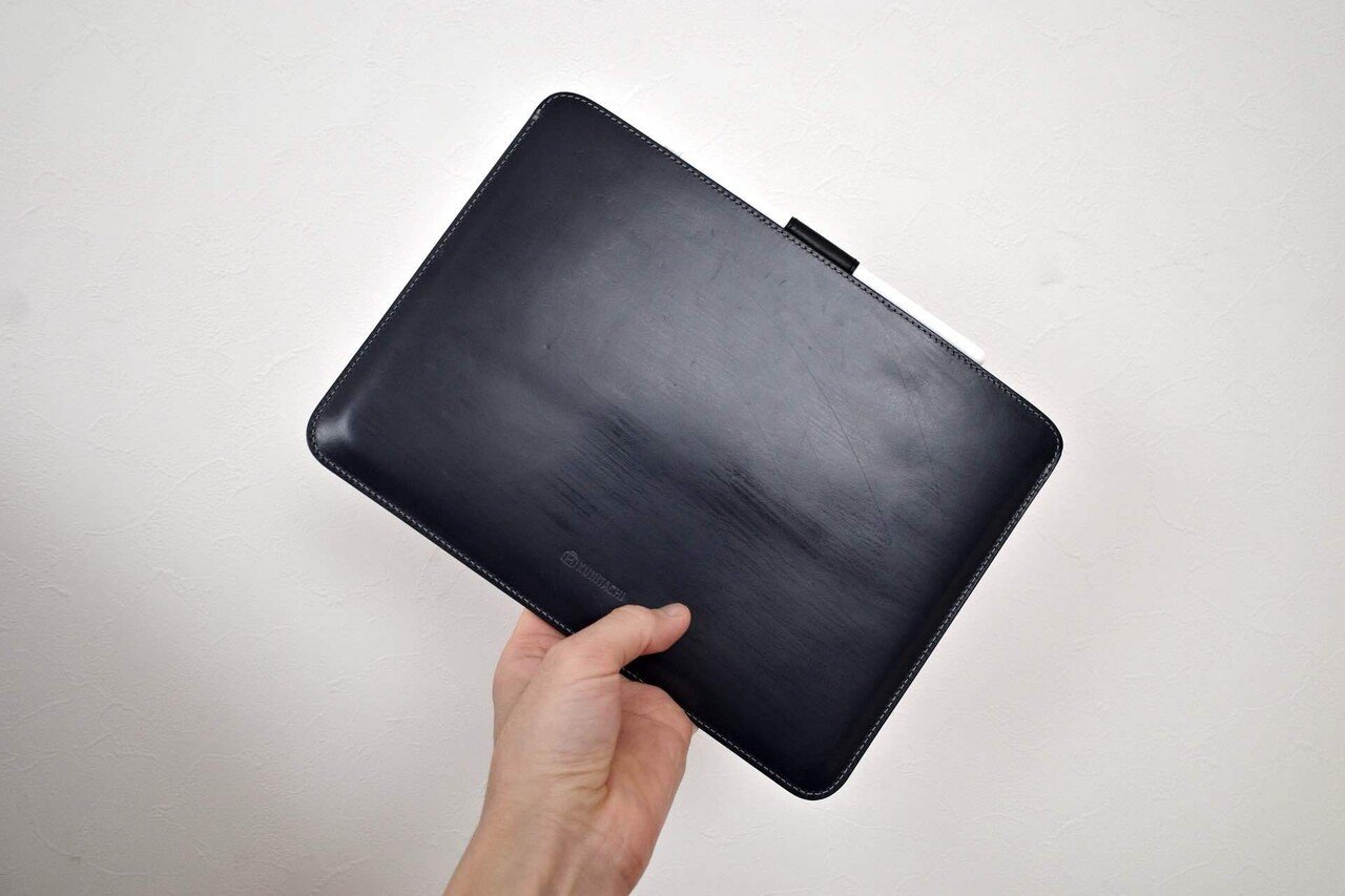 国立商店のiPad11インチ用レザースリーブ。軽快さを損なわない