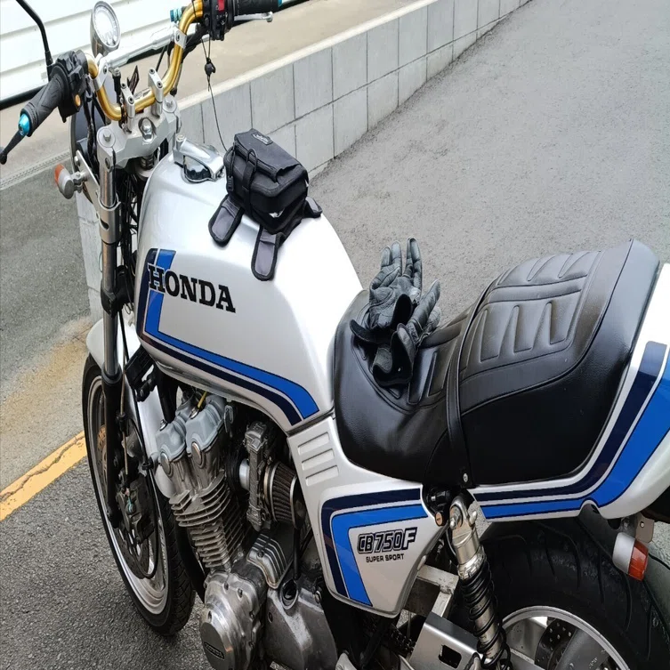 81年式CB750Fと過ごす春の訪れ。手がかかるほど、愛おしい「スペンサー