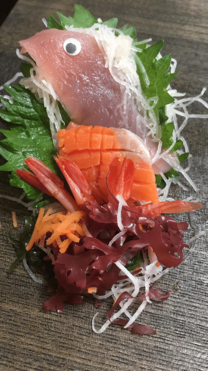 魚さばきはオレにまかせろ 初心者も約2時間で姿造りが出来る 500円の刺身 盛りでアマビエ様を作ってみた 約2時間でサカナがさばけられる 料理教室主宰サカナサバキスト オクトくん Note