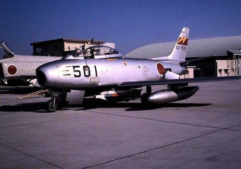 1954年(昭和29年)に誕生した航空自衛隊の主力戦闘機F-86セイバーです