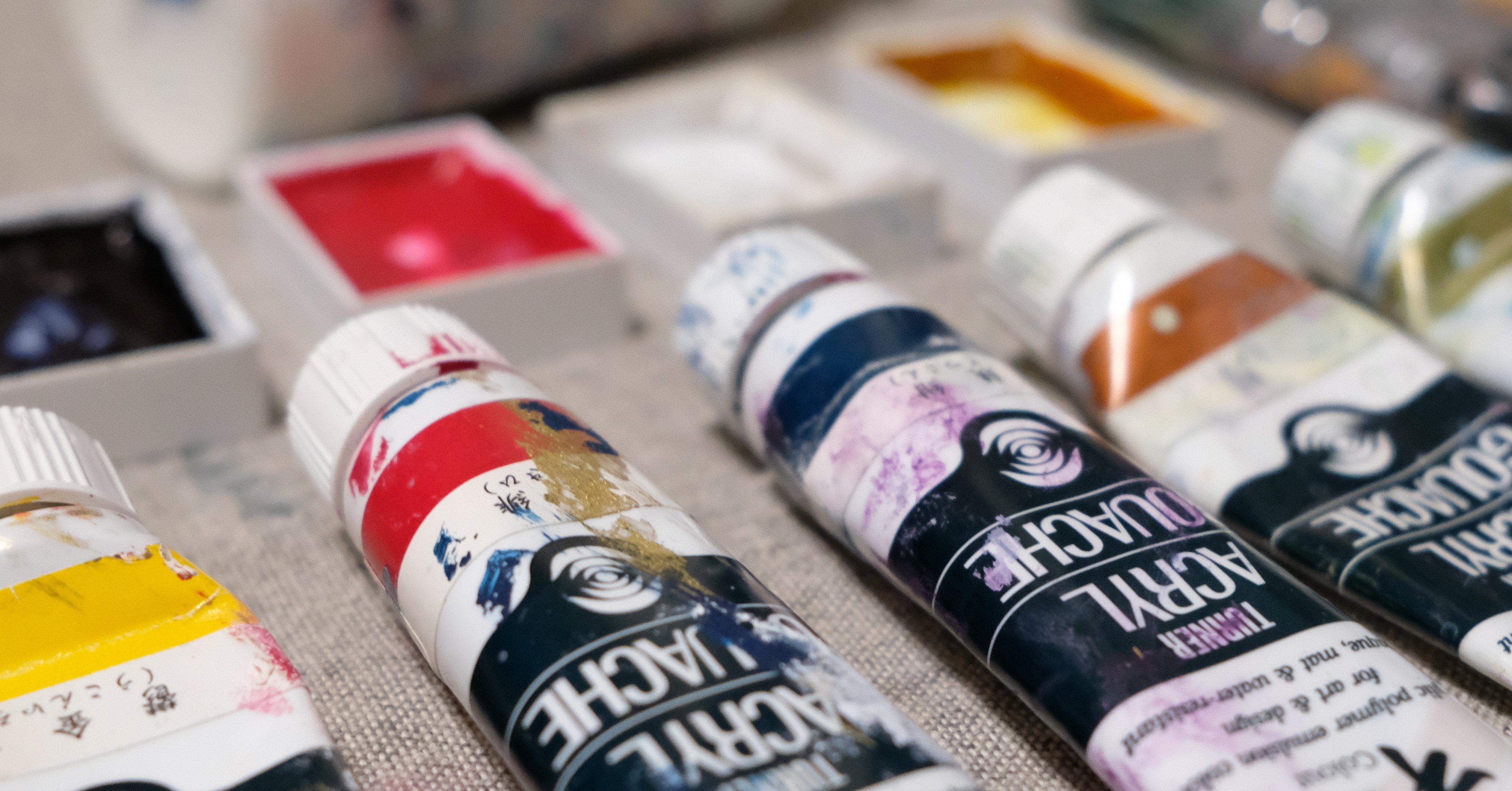 愛用している画材たち-絵具編-｜晴智ありさ🌸金魚作家