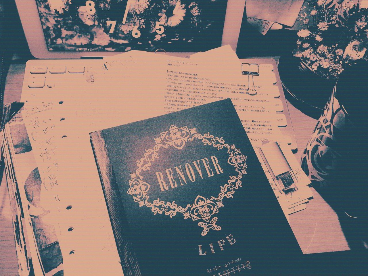 少しも洒落ていない 瀟洒でもない 雑然とした紙と文字 思考だけの机の上 お洒落な日常にも雰囲気にも 私には縁がありません 殺伐とした書き物と 雑然を正当化するみたいに取ってつけたような言葉で 美は混 剣城かえで 耽美小説家 Note