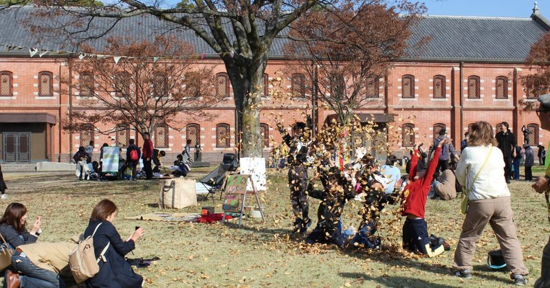 夢中になったり、のんびりしたり、自分のリズムに還れる：姫路「やさしい木かげじかん」＠美術館前庭