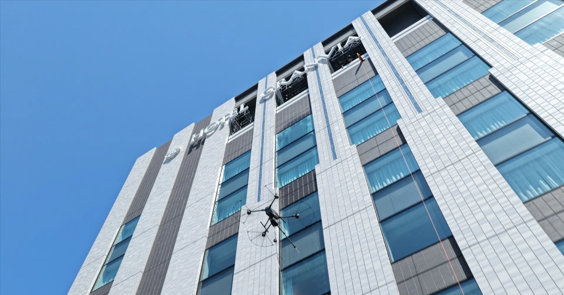 ドローン高圧洗浄で高層ホテルの客室窓を清掃【NAPAフライトログ#32