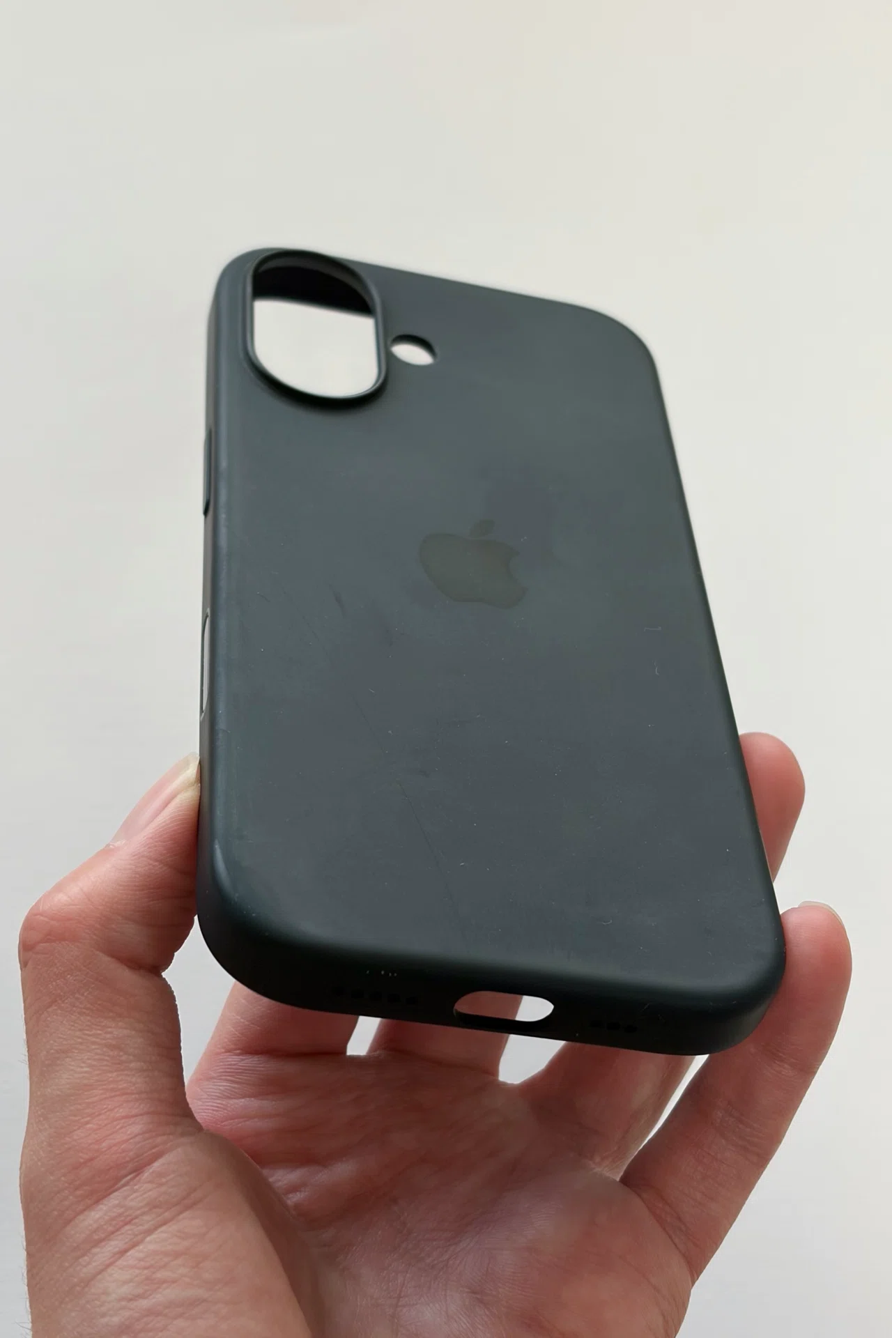 iPhone 17用 純正　黒いシリコンケースとストラップ 結局これに戻ってきた】iPhone 17用Apple純正シリコーンケースレビュー