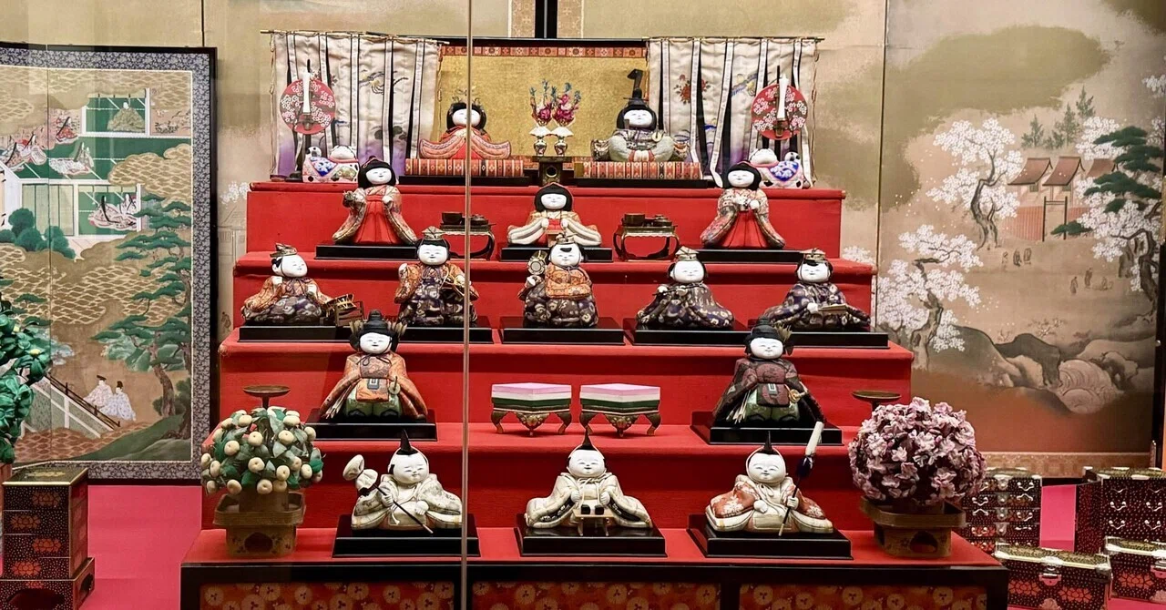 雛人形 名古屋式ひな道具　雛道具 四菱家紋入水注 旧家蔵出品 輪島塗　箪笥　鏡台 徳川家の『ひな人形』を鑑賞する～名古屋旅2026⑤～｜Kodemari