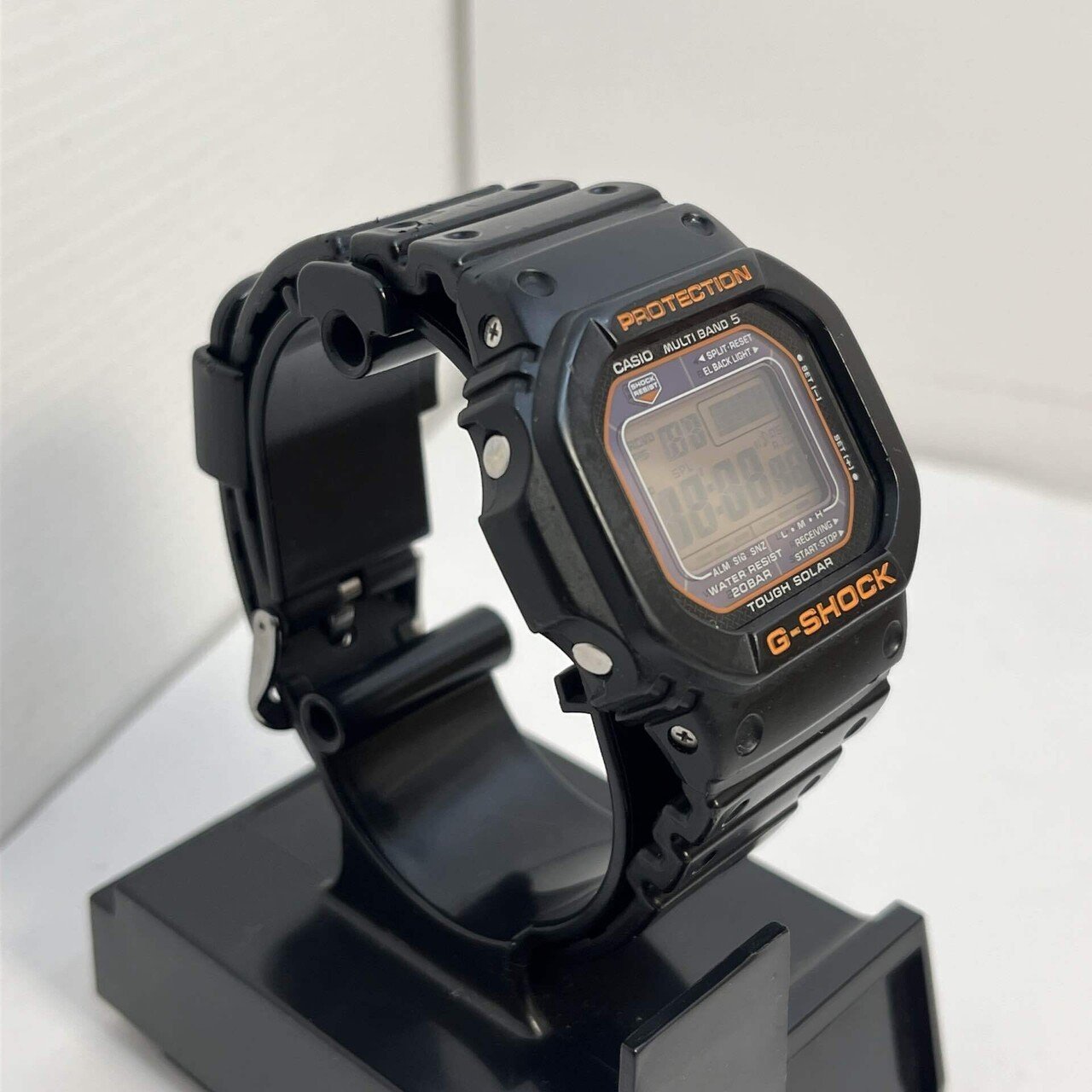 レビュー】漆黒に灯るオレンジ。G-SHOCK「GW-M5600R」が大人に似合う