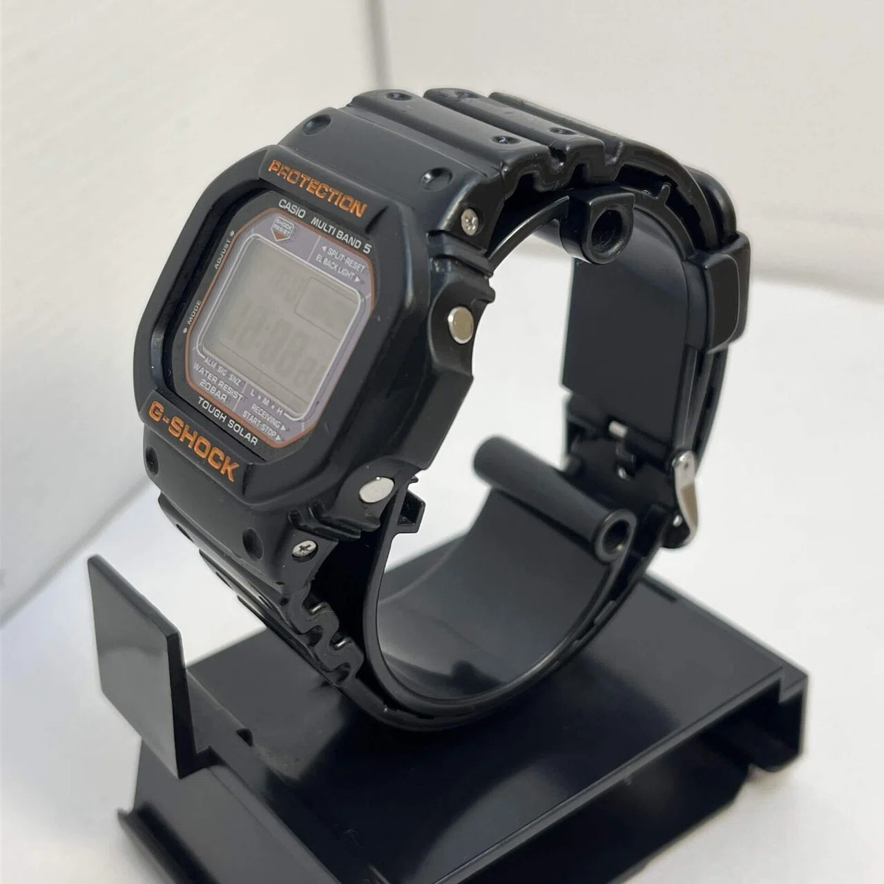 レビュー】漆黒に灯るオレンジ。G-SHOCK「GW-M5600R」が大人に似合う