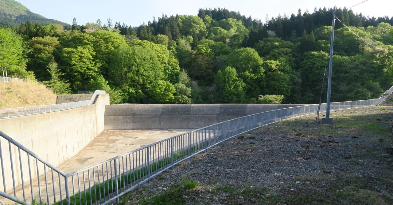 Mizusawa Dam [Happo Town, Akita Prefecture R] | 46.5m tall, slender and ...