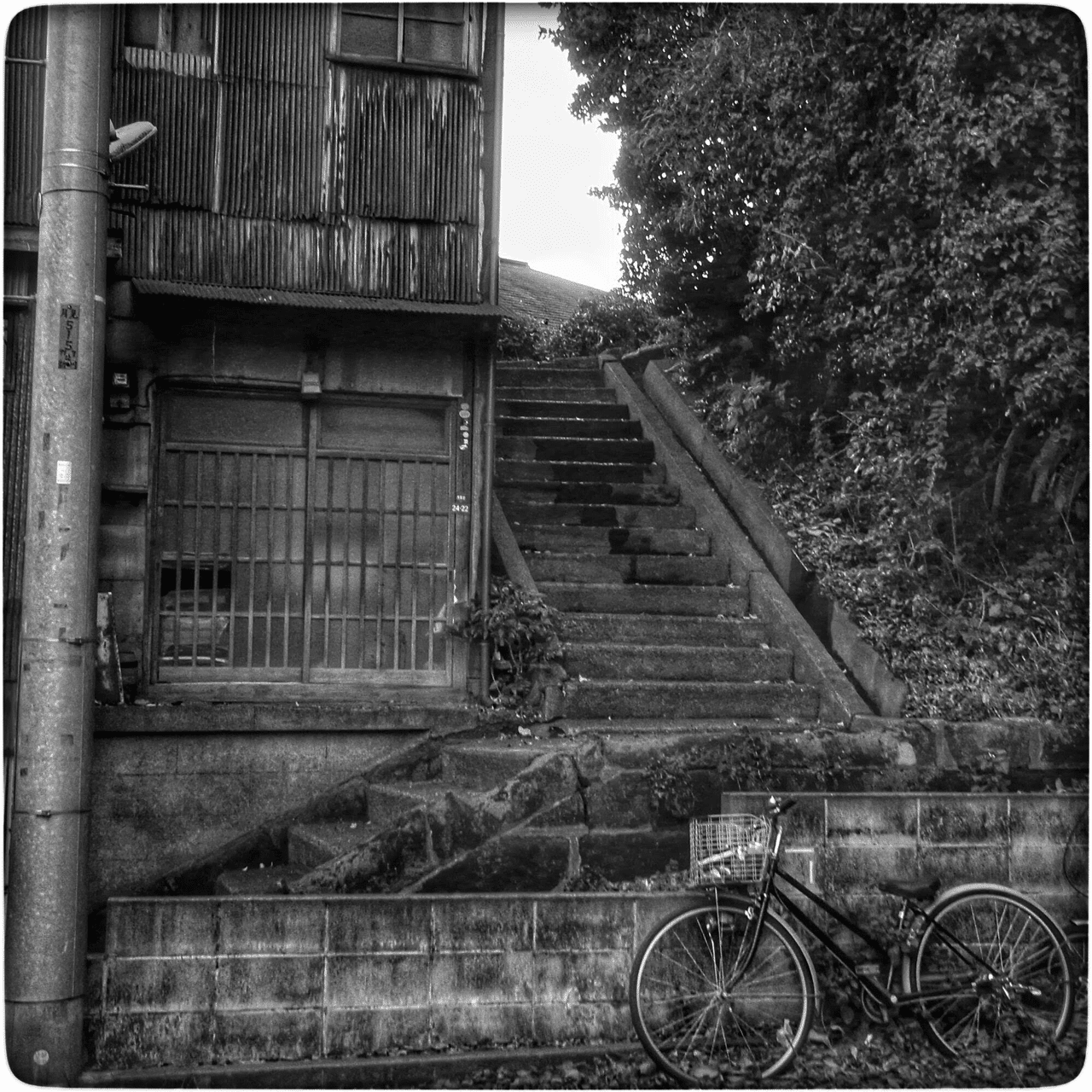 横浜で出逢ったちょっと気になる階段の風景 ナカムラ 風呂屋の煙突 Note