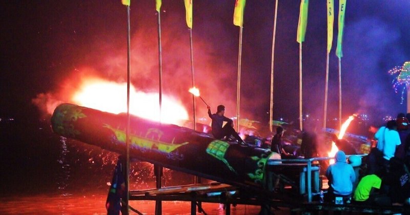 爆音が繋ぐ村の絆 インドネシア・ボゴール、川を挟んだ「木製大砲」の祝祭