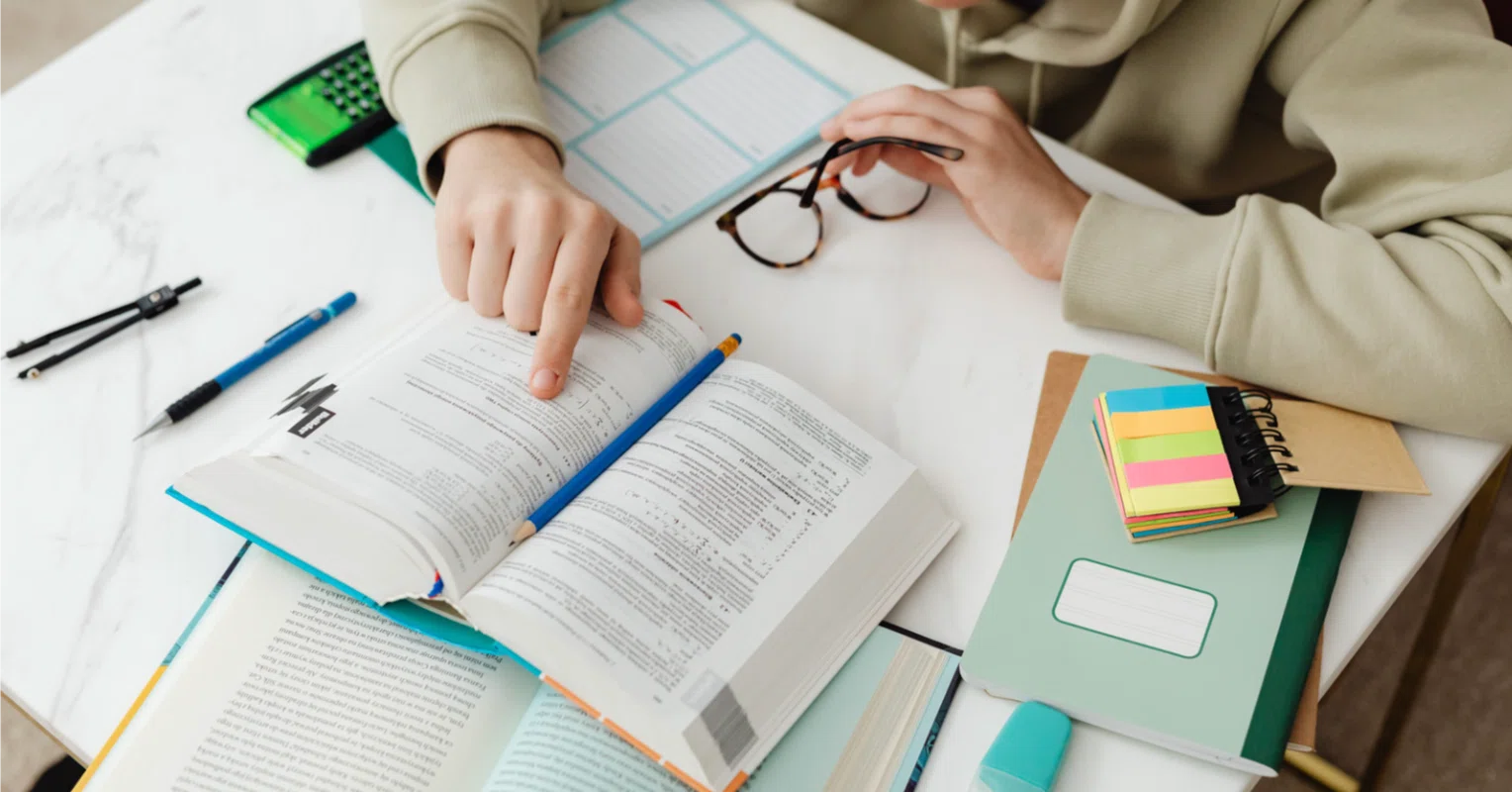それ、捨てないで！学年代わりの今、教科書を捨ててはいけない理由