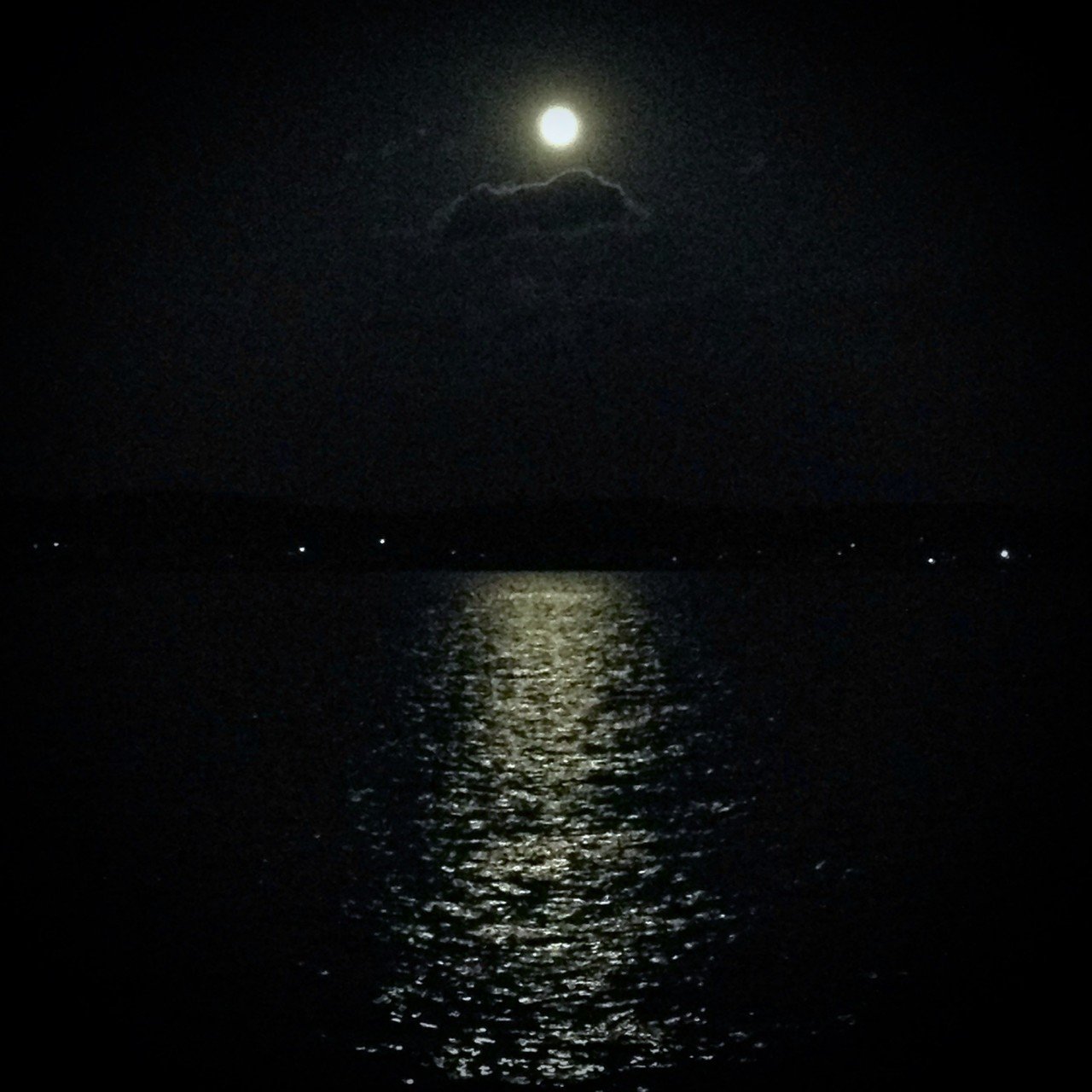 水面に映る月の光が道のように見える 素夜空 Note